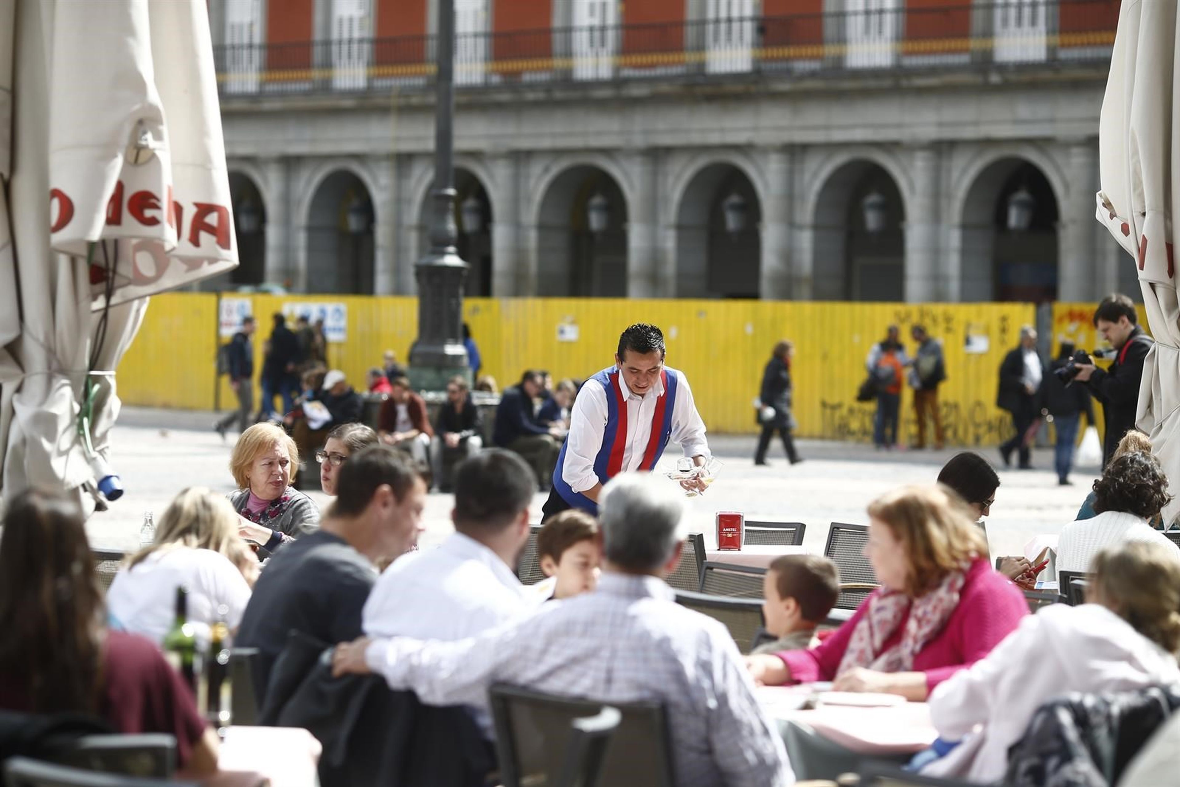 Un camarero en una terraza en la Plaza Mayor de Madrid.