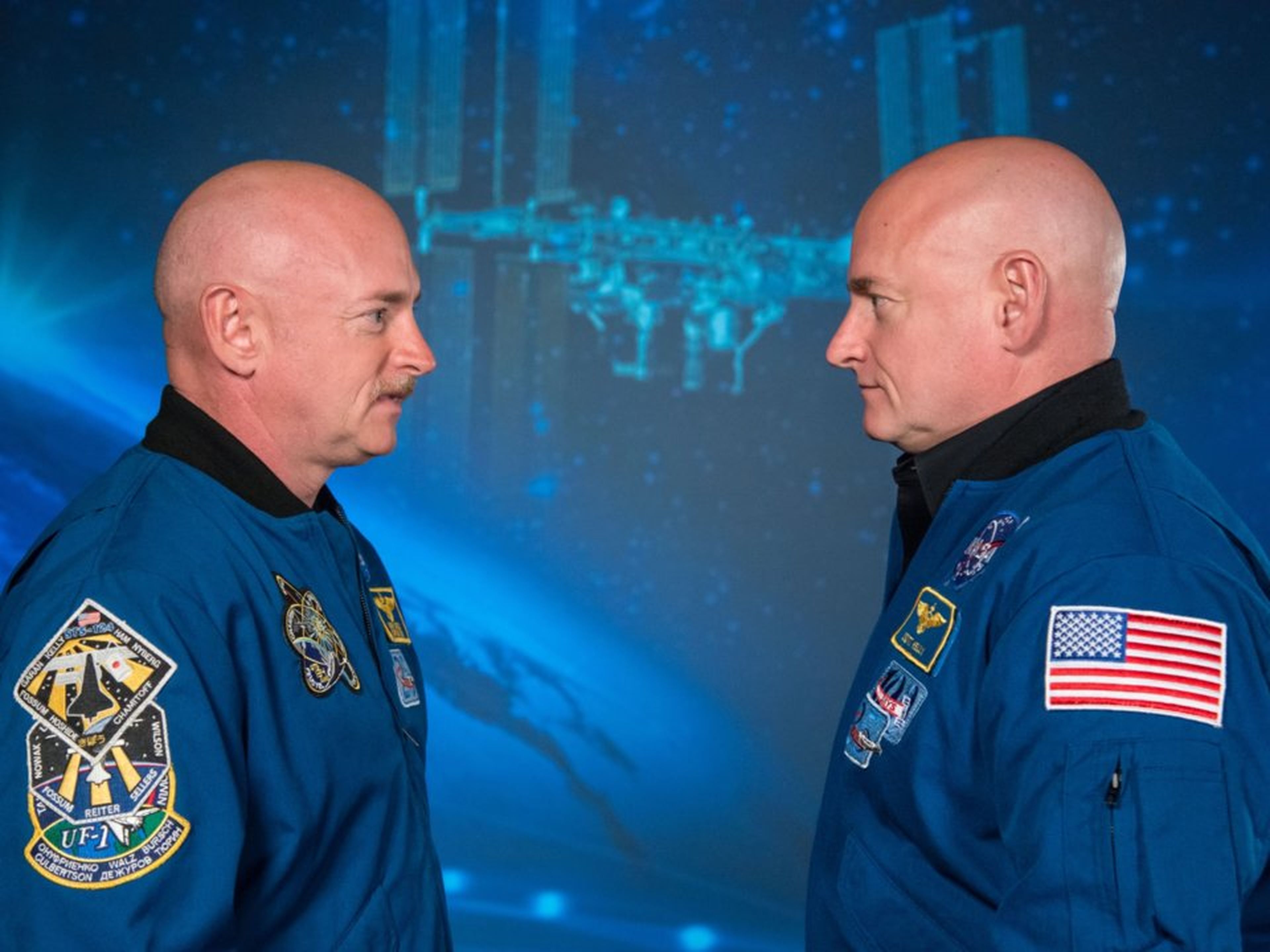 El astronauta Scott Kelly (derecha) y el ex astronauta Mark Kelly (izquierda) son dos hermanos idénticos que han ayudado a la NASA a explorar lo que la vida en el espacio hace sobre el cuerpo humano.