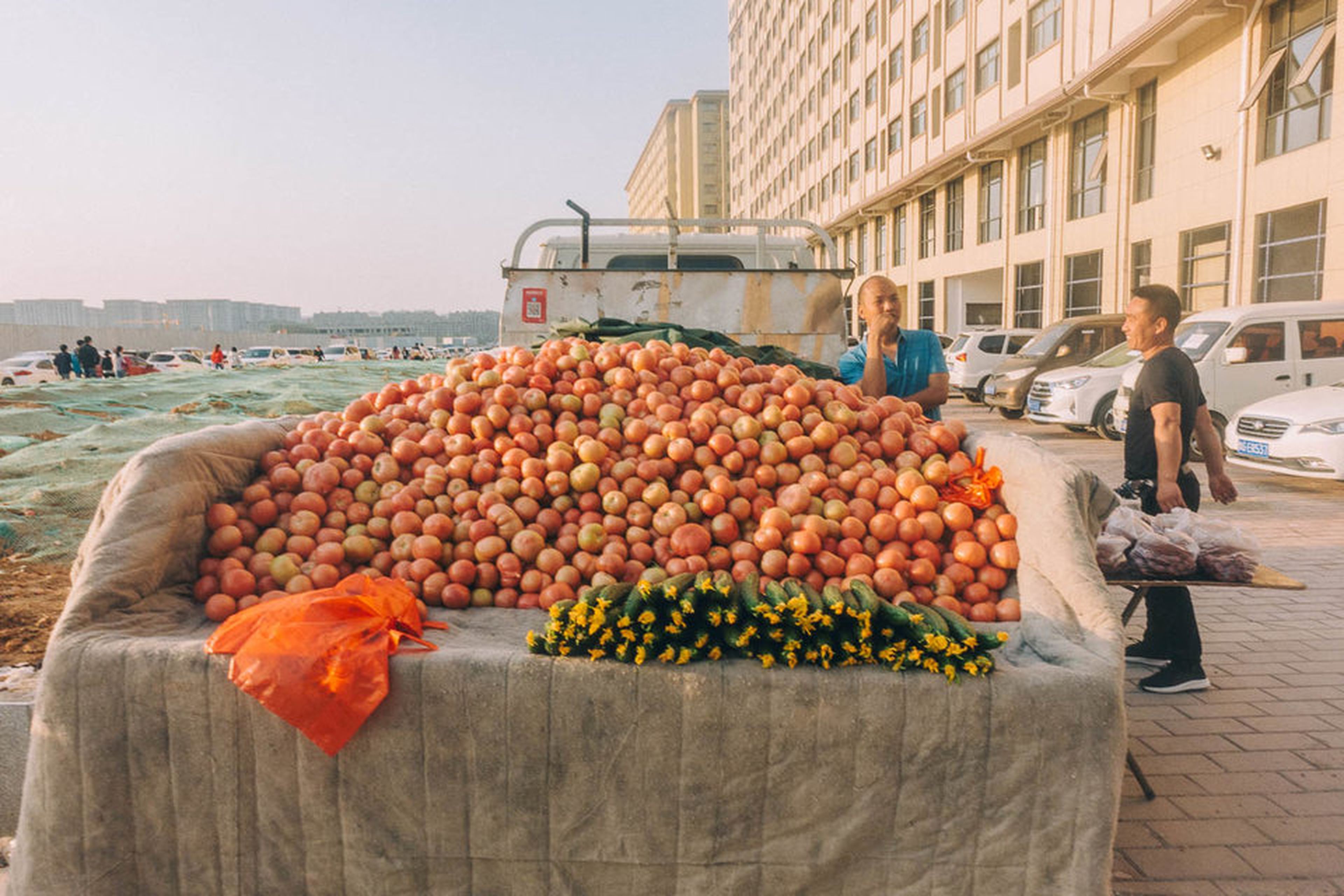 Camión con tomates en China, fruta