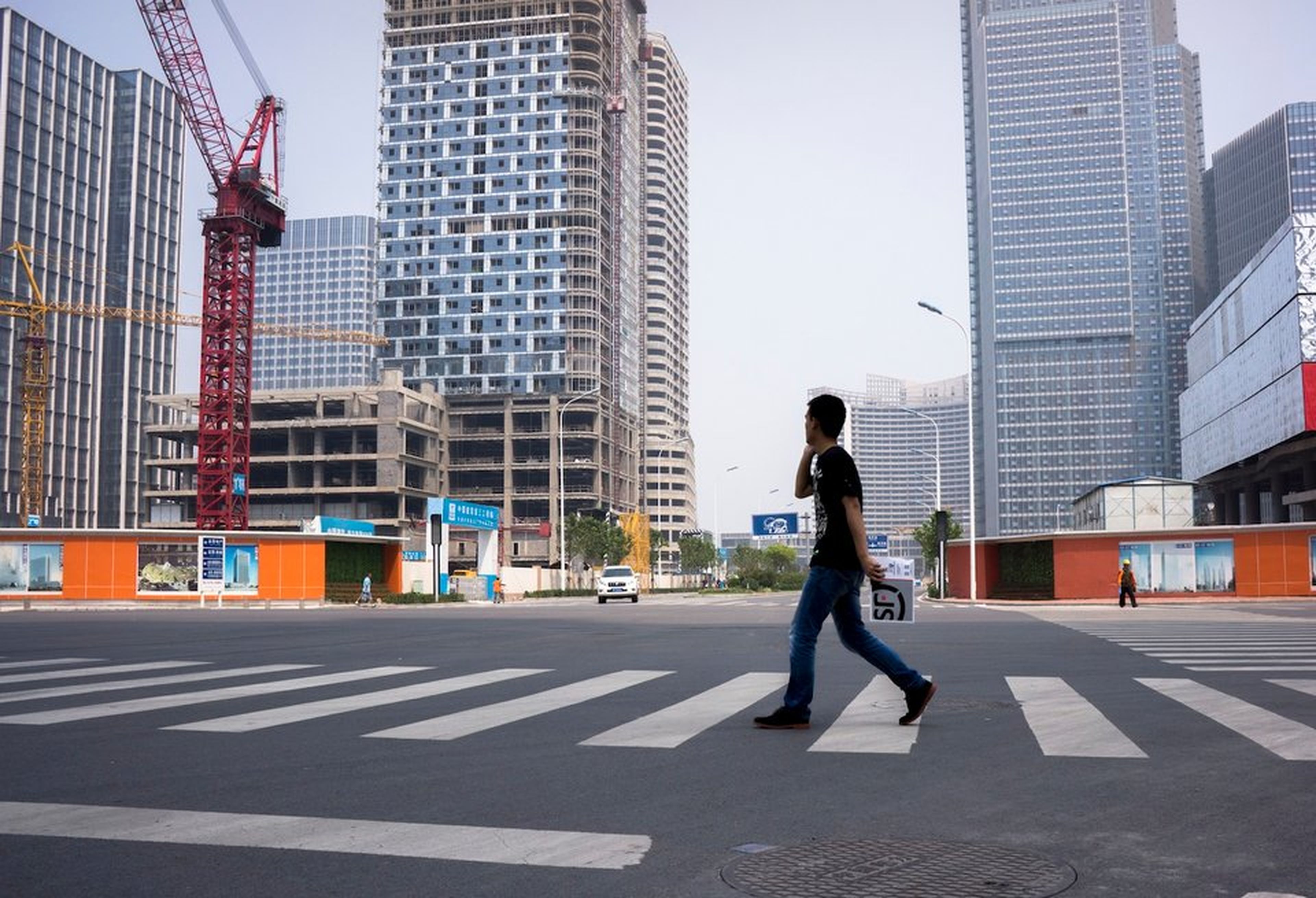 Obras en construcción y calles desocupadas en la bahía de Xiangluo, un nuevo distrito comercial gigante en construcción en Tianjin (China).