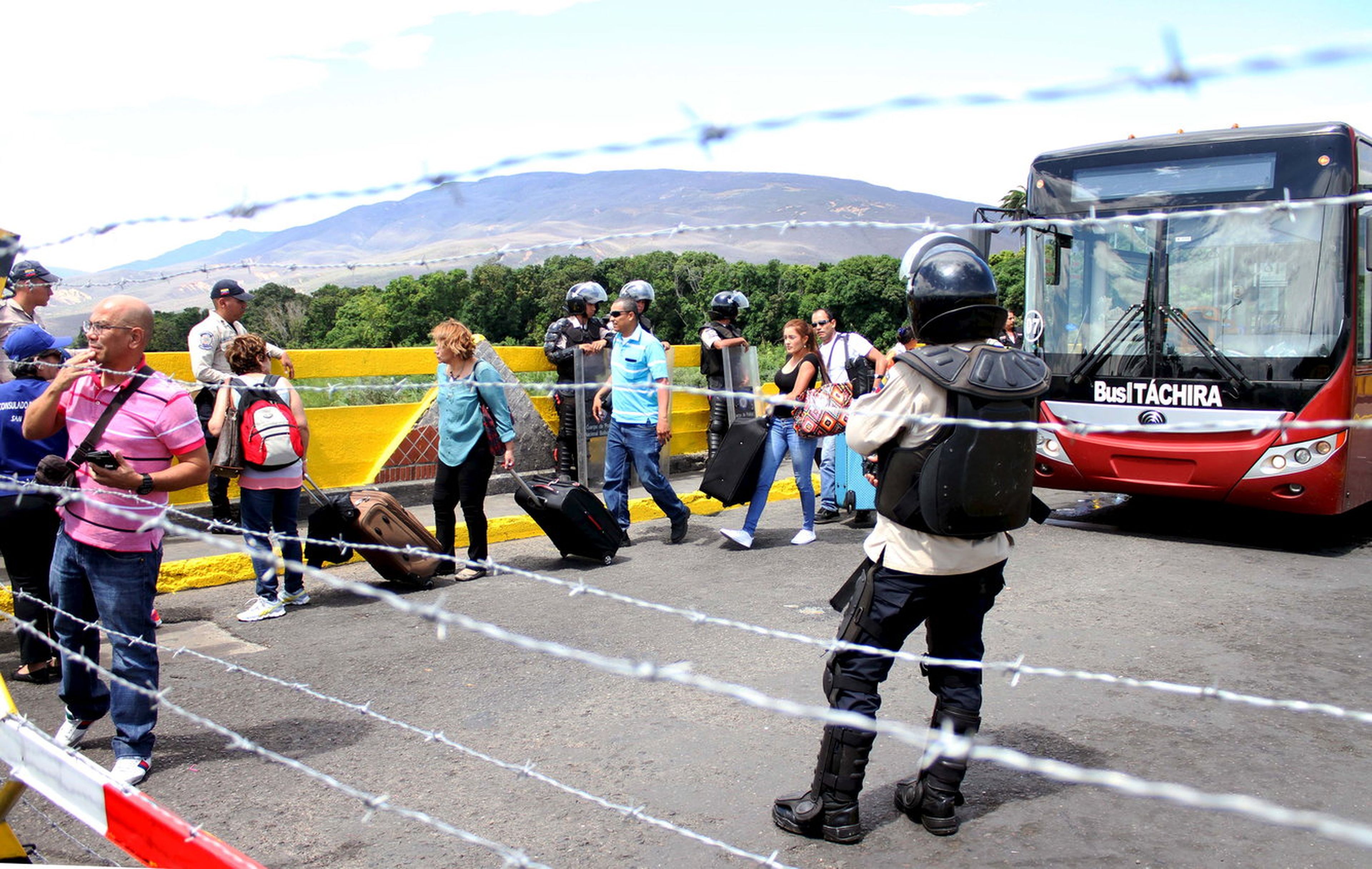 Los colombianos llegan al puente Simón Bolívar después de que el presidente venezolano, Nicolás Maduro, ordenó el aumento de las deportaciones, en Cúcuta, Colombia, el 24 de agosto de 2015.