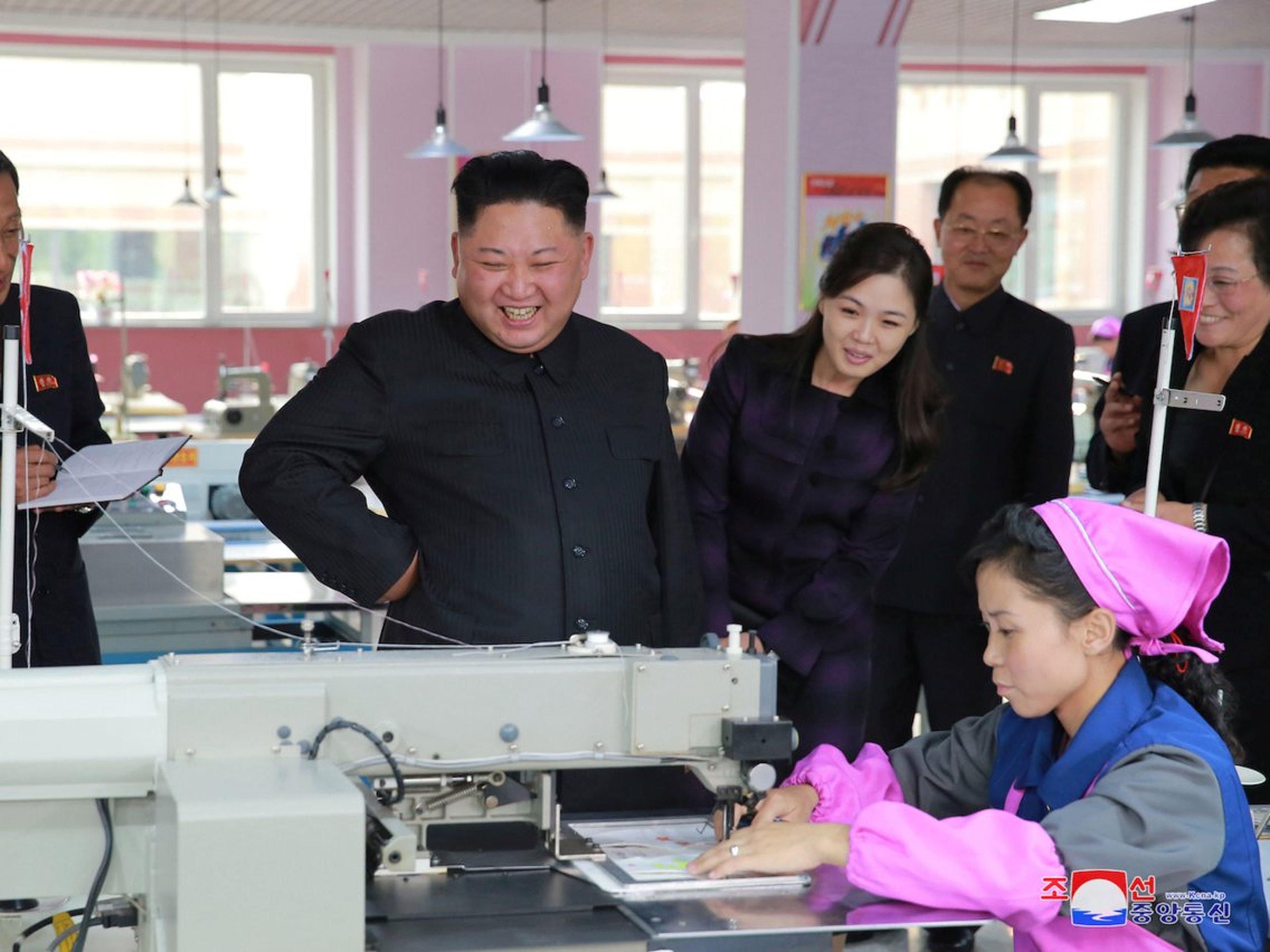 Kim Jong-Un visitando Ryuwon, fábrica de zapatillas de deporte en Pyongyang.