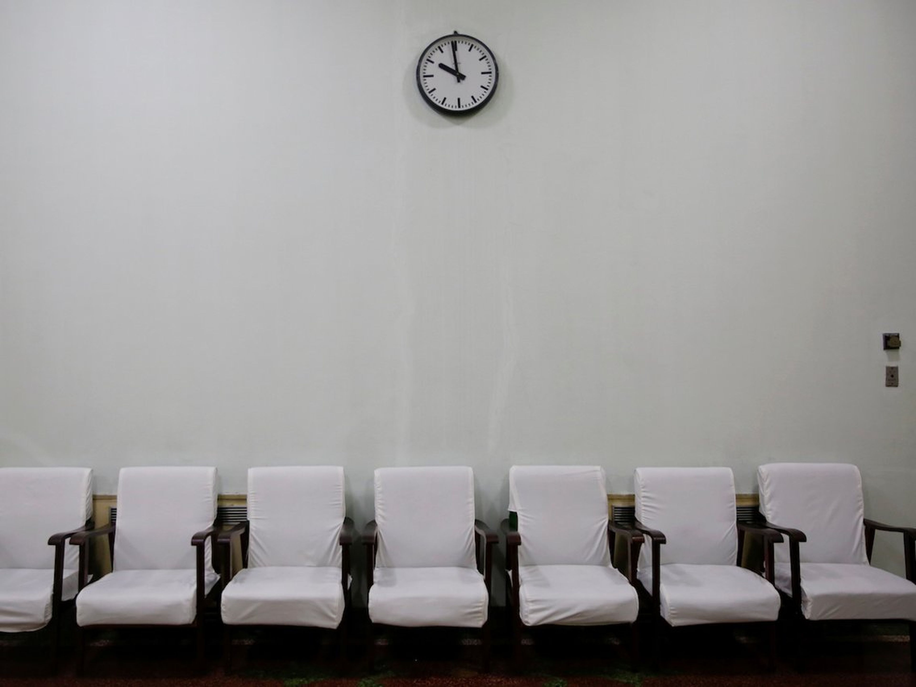 Un reloj cuelga sobre sillas dentro de una sala de espera en el Hospital de Maternidad de Pyongyang.