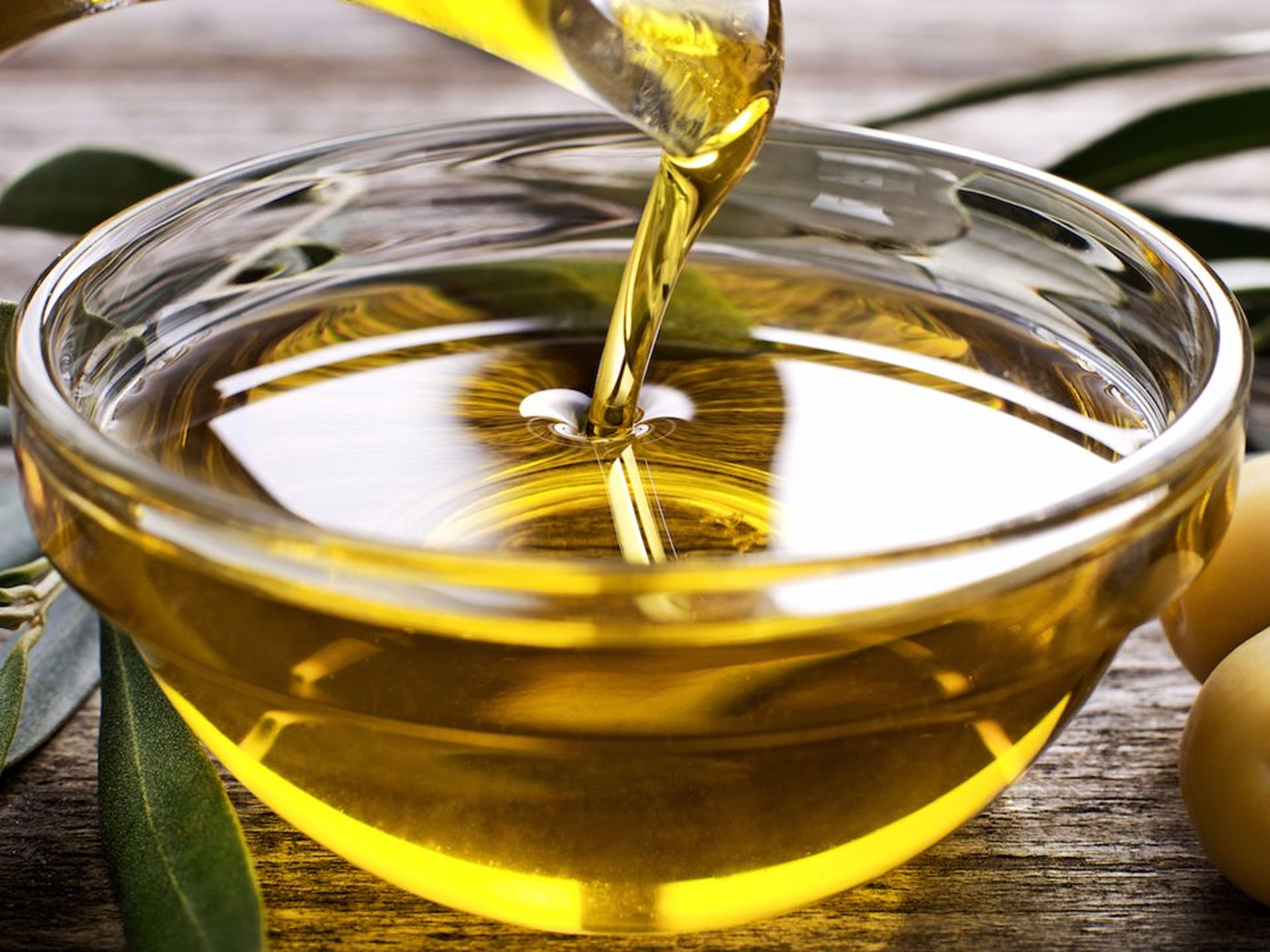 Оливковое масло или рыбий жир. Olive Oil масло оливковое. Масло оливковое natural Olive Oil. Масло оливковое Zeytun Baglari. Цвет оливкового масла.