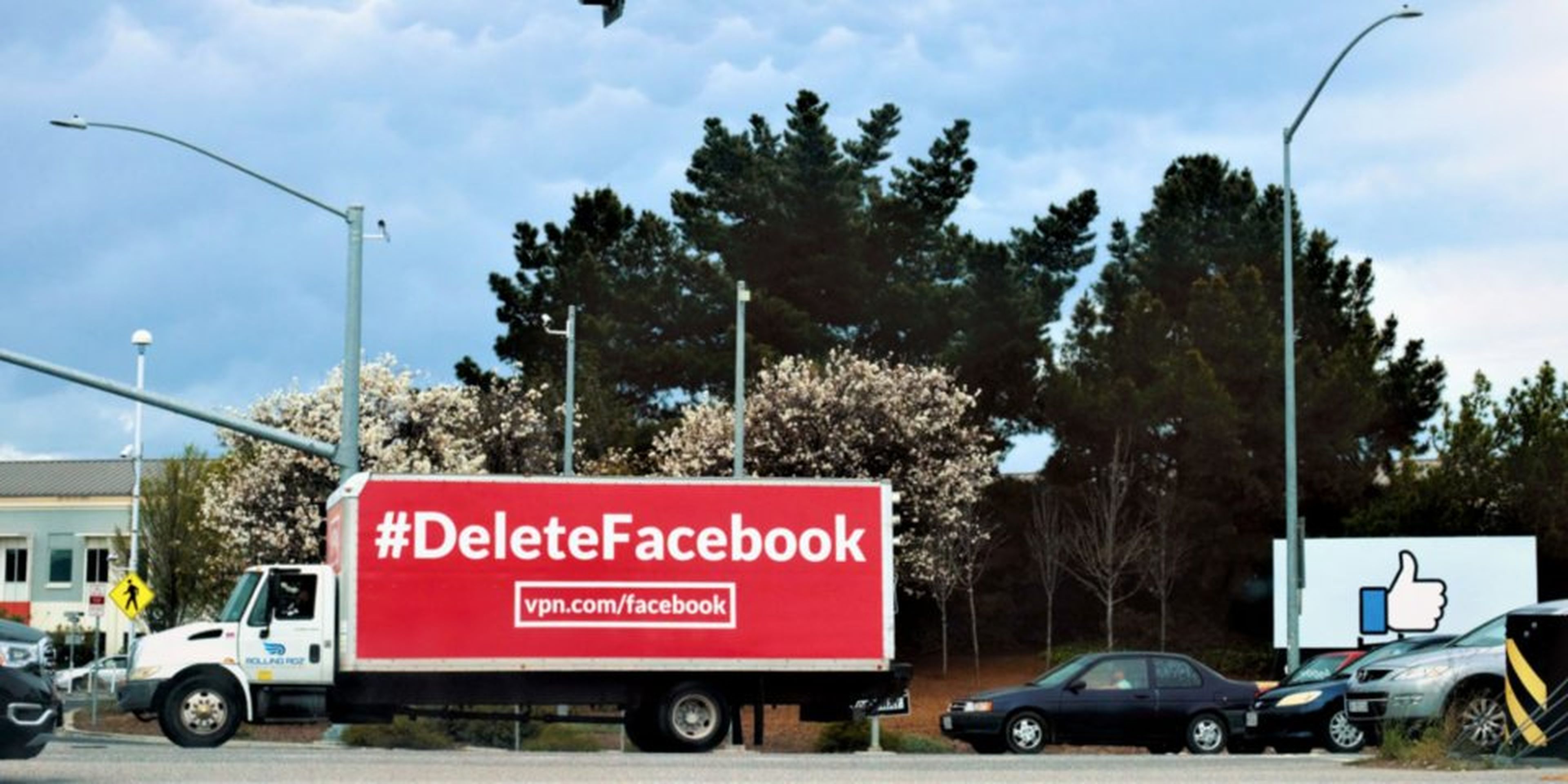 La protesta #DeleteFacebook frente a las oficinas de la empresa