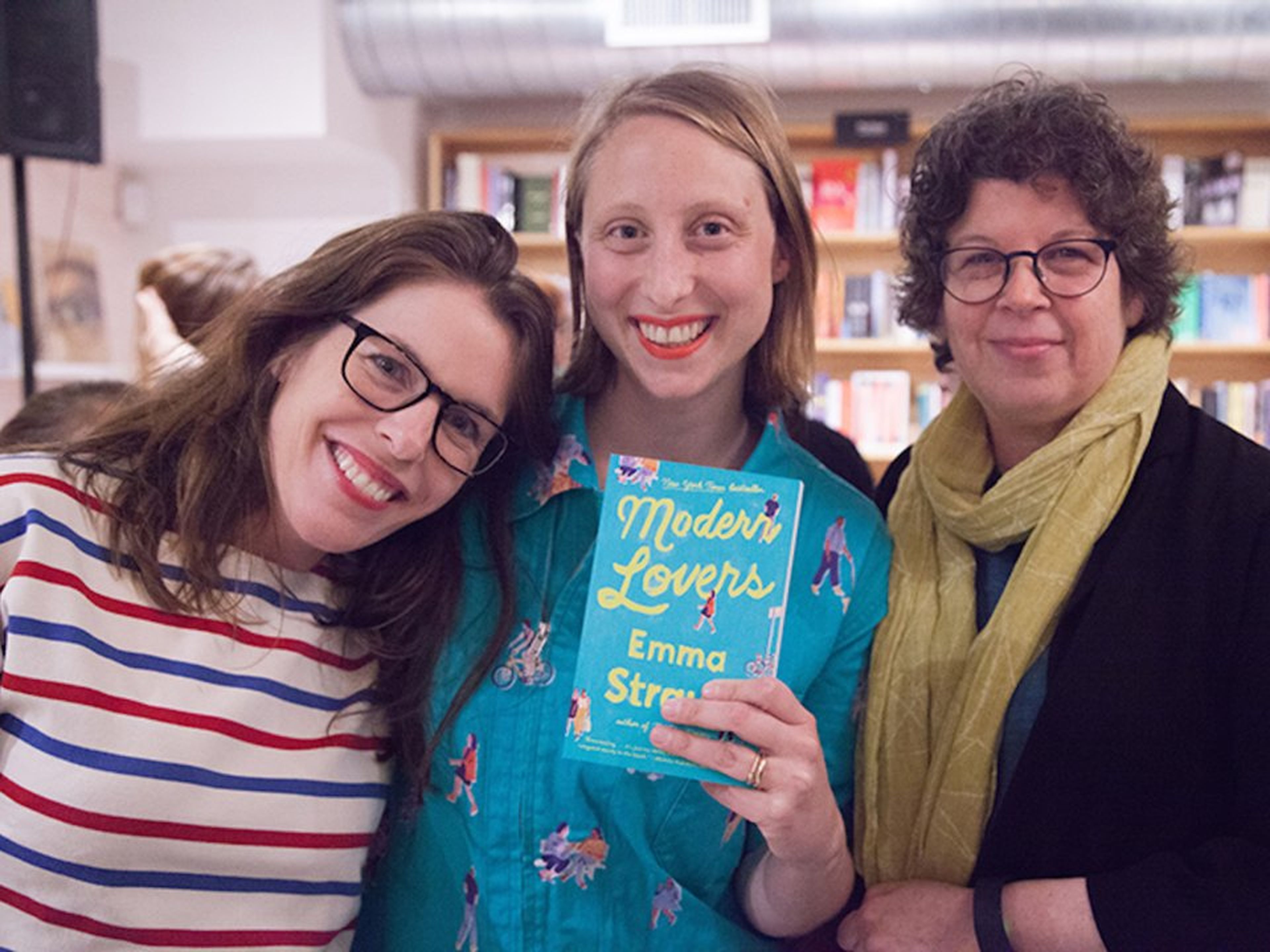 Emma Straub, en el centro, es cofundadora de la librería Books are Magic.