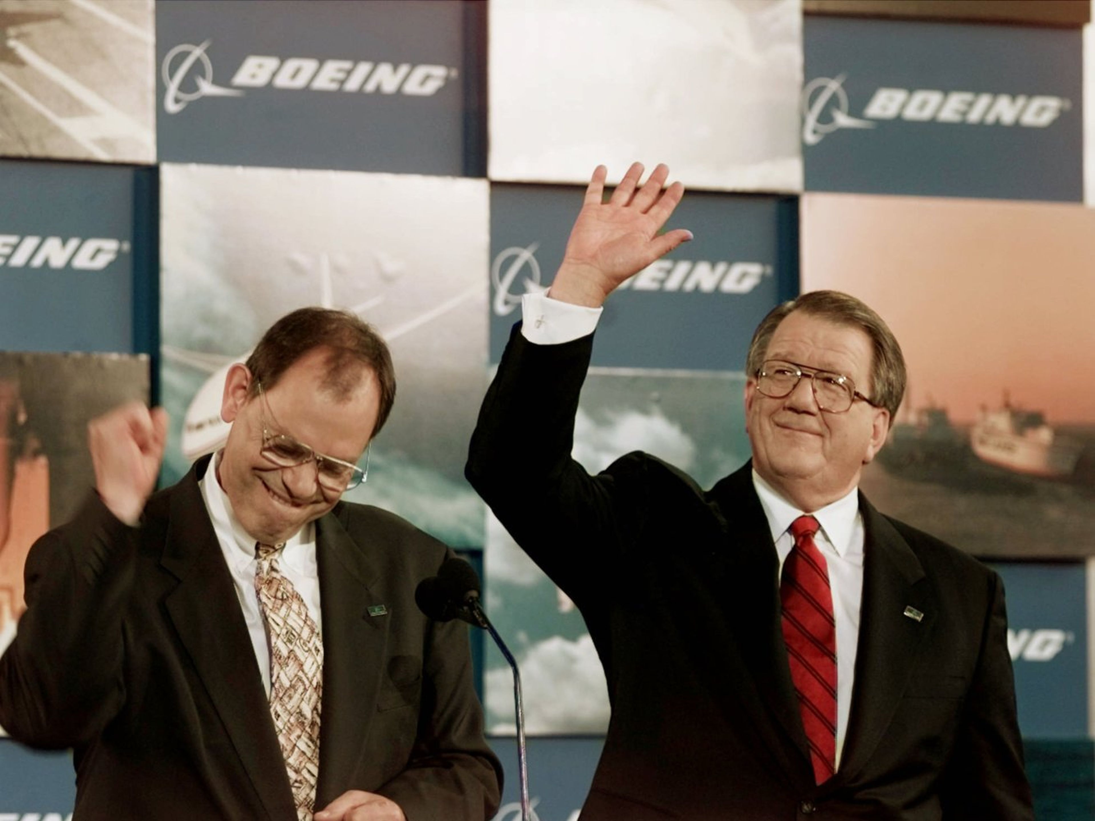 El entonces presidente y CEO de Boeing Phil Condit (izq.) y el entonces presidente y CEO de McDonnell Douglas Harry Stonecipher (dcha.).
