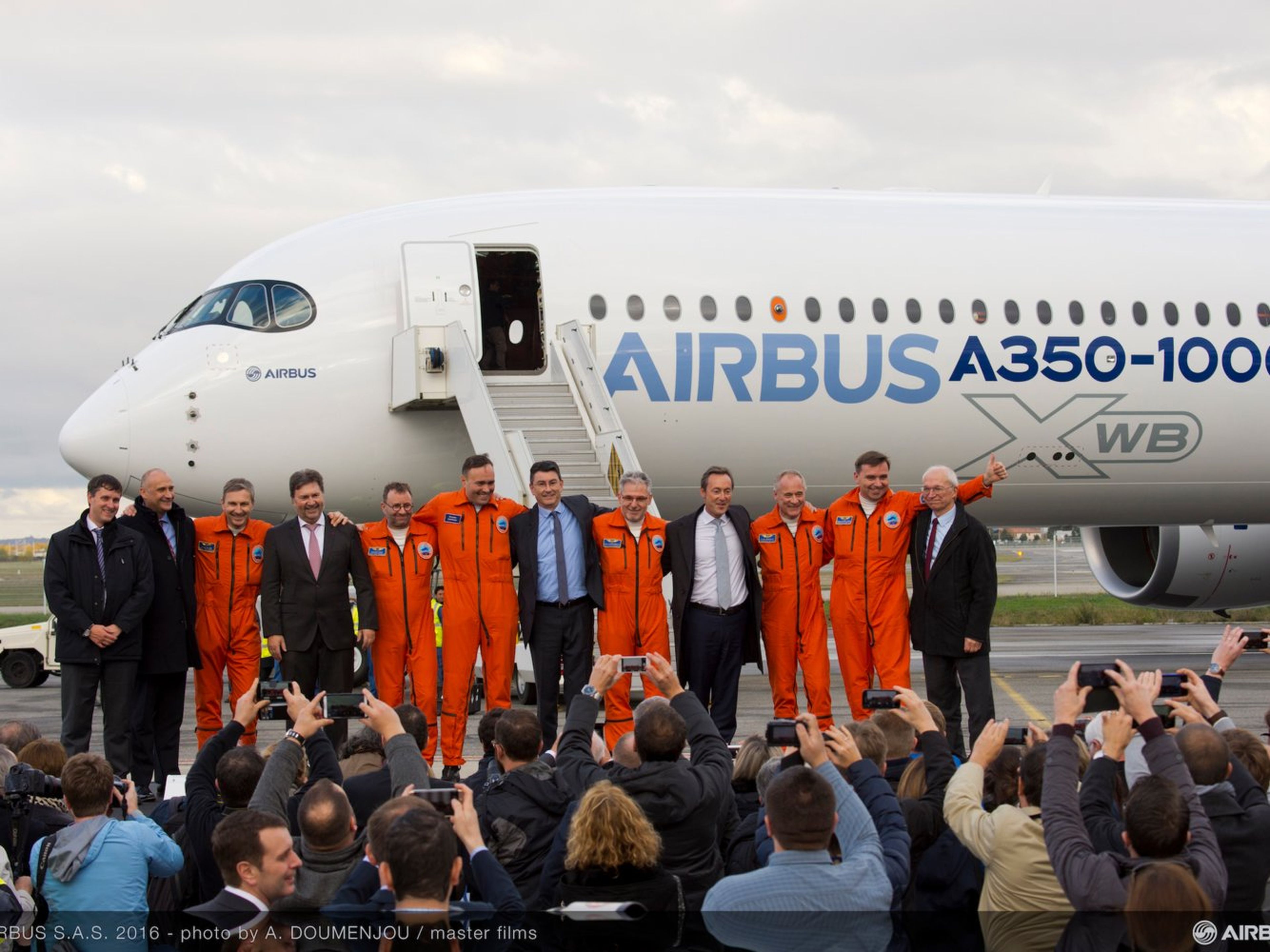 Equipo de Airbus delante del Airbus A350