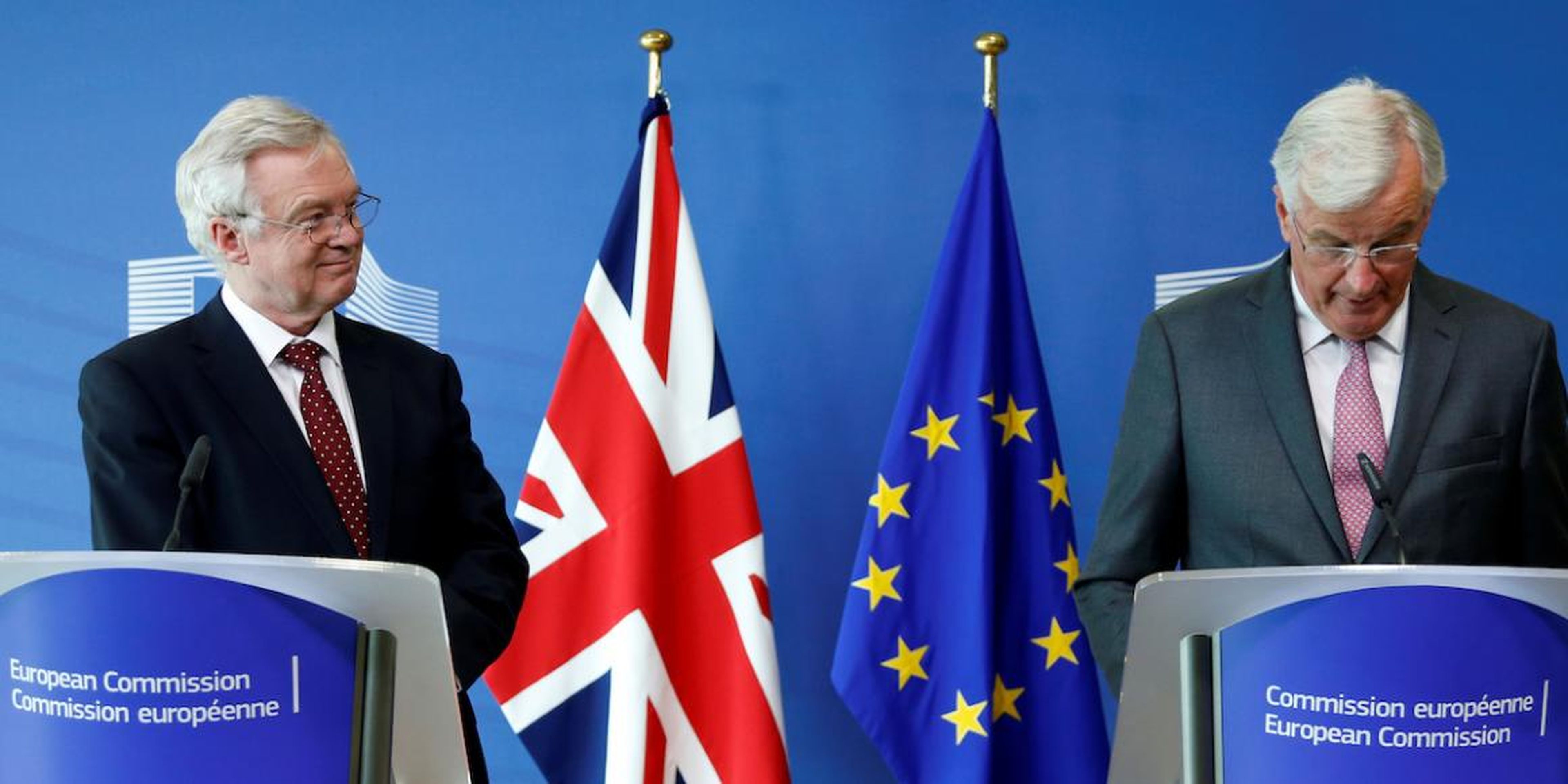 El secretario británico para el Brexit, David Davis, y el negociador jefe comunitario, Michel Barnier.