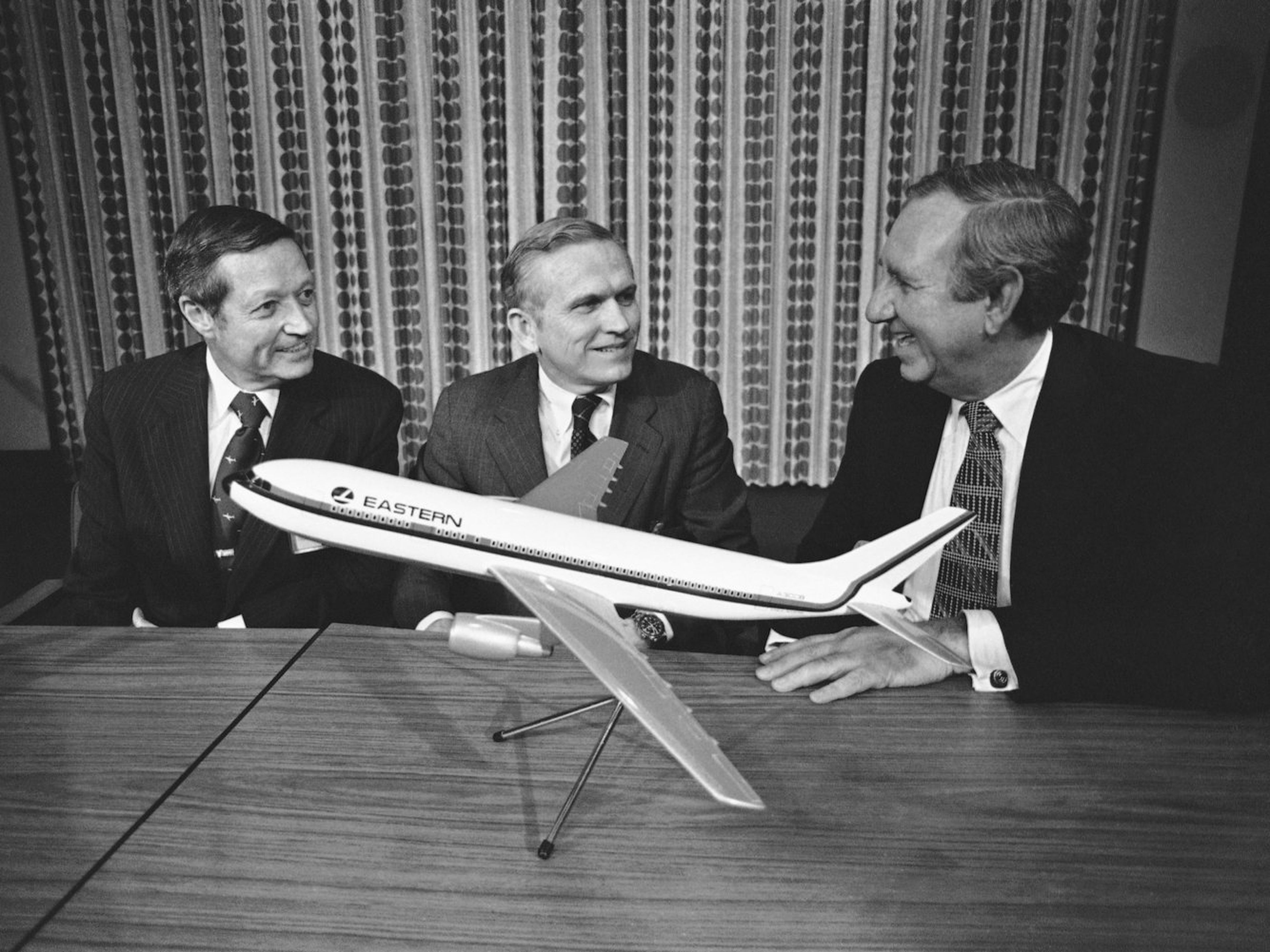 El exastronauta y CEO de las aerolínea Eastern Airlines Frank Borman, en el centro.