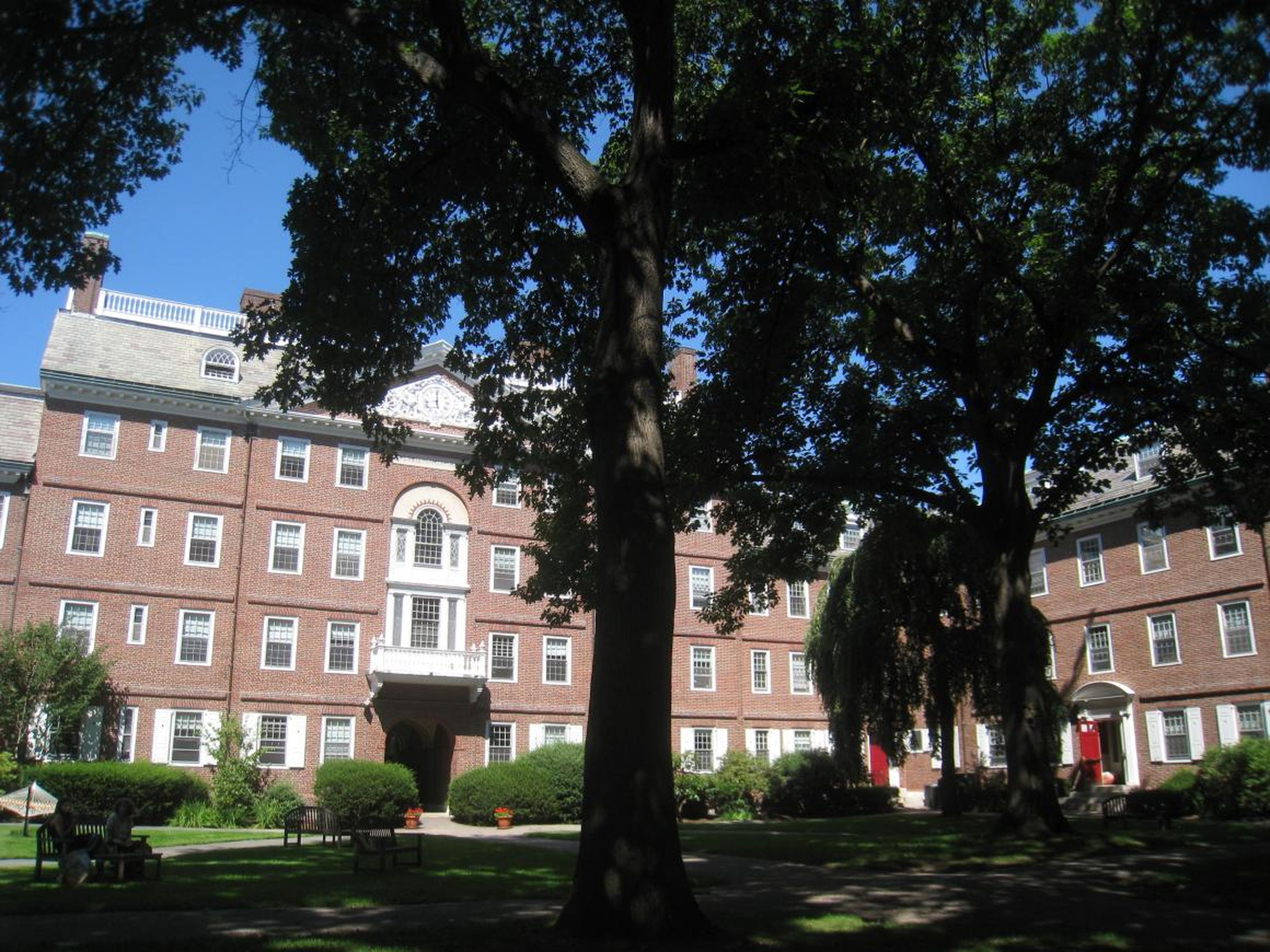 Facebook tuvo sus inicio en la residencia universitaria Kirkland House de Harvard.
