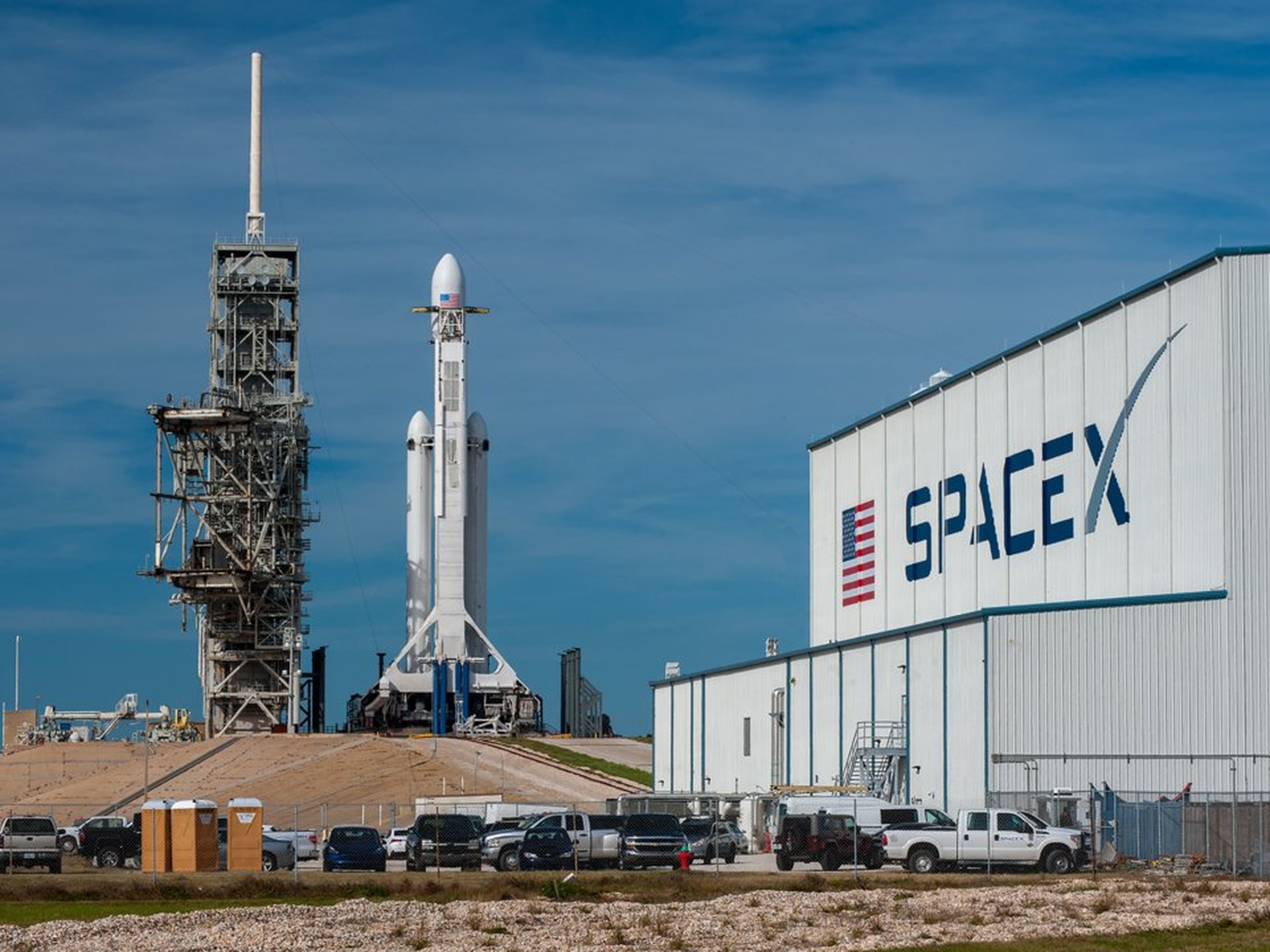 El Falcon Heavy de SpaceX, preparado para un lanzamiento el 5 de febrero de 2018.