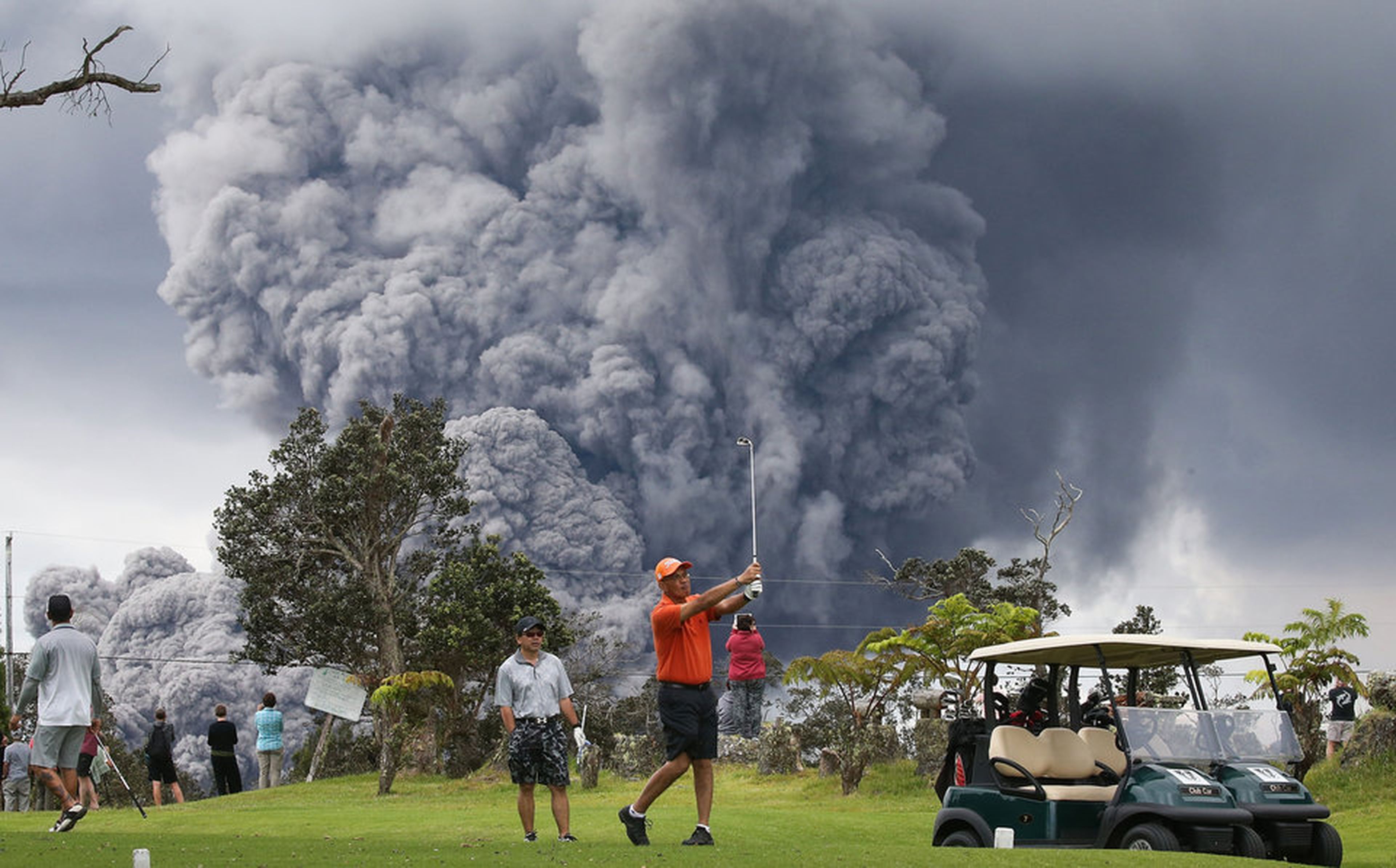 Golfistas indiferentes a la erupción del volcán Kilauea en Hawái