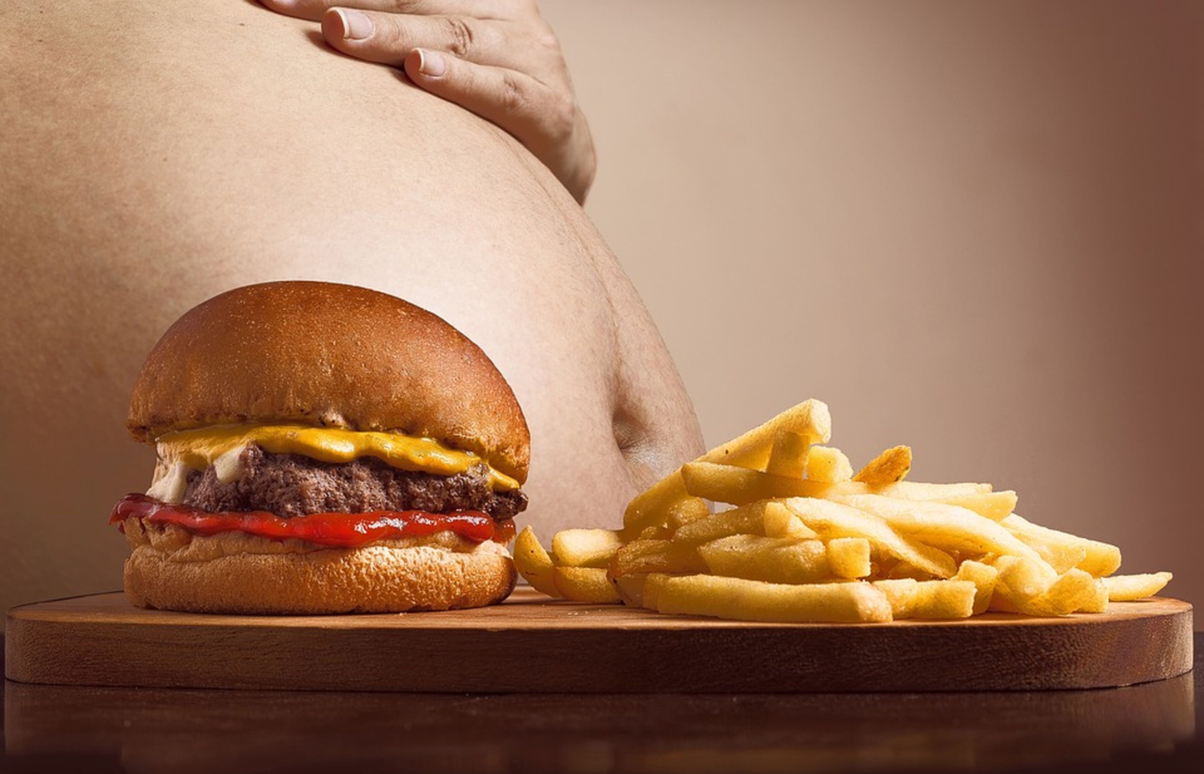 Hamburguesa y hombre obeso