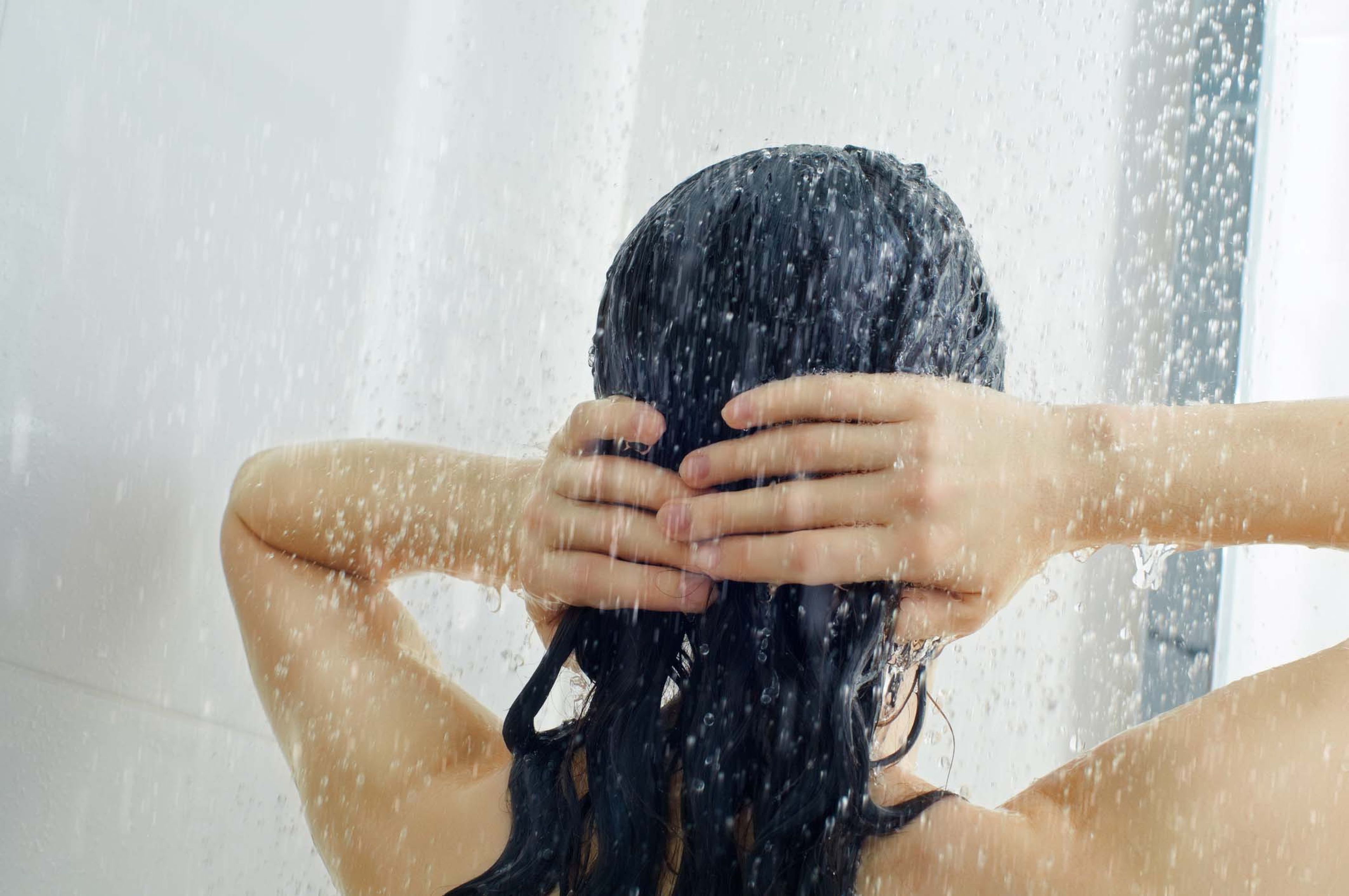 Shower brunette. Красивые девушки в душе. Фотосессия в душе. Волосы в душе. Фотосессия под душем.