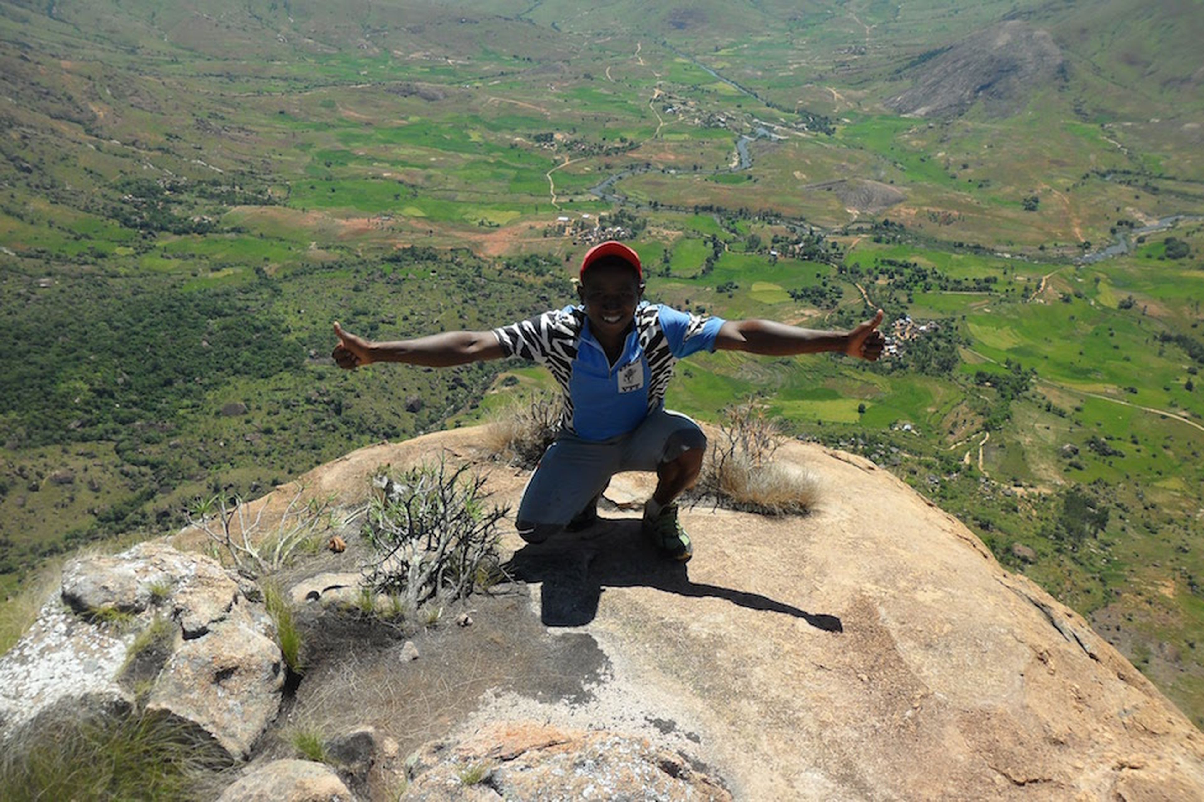 Justin posando en lo alto del Pico Camaleón, en Tsaranoro