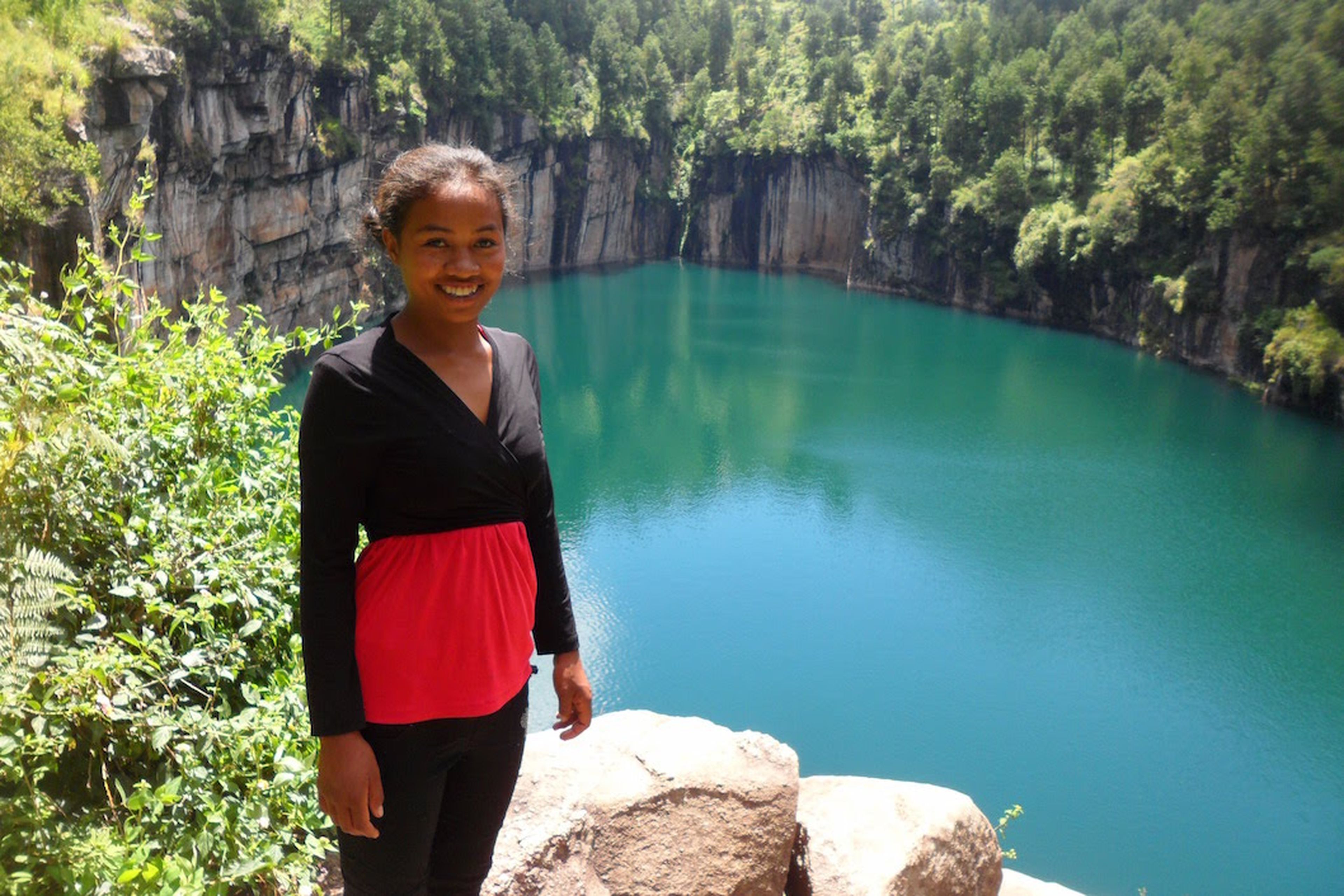 Melody posa ante al Lago Tritriva en Antsirabé