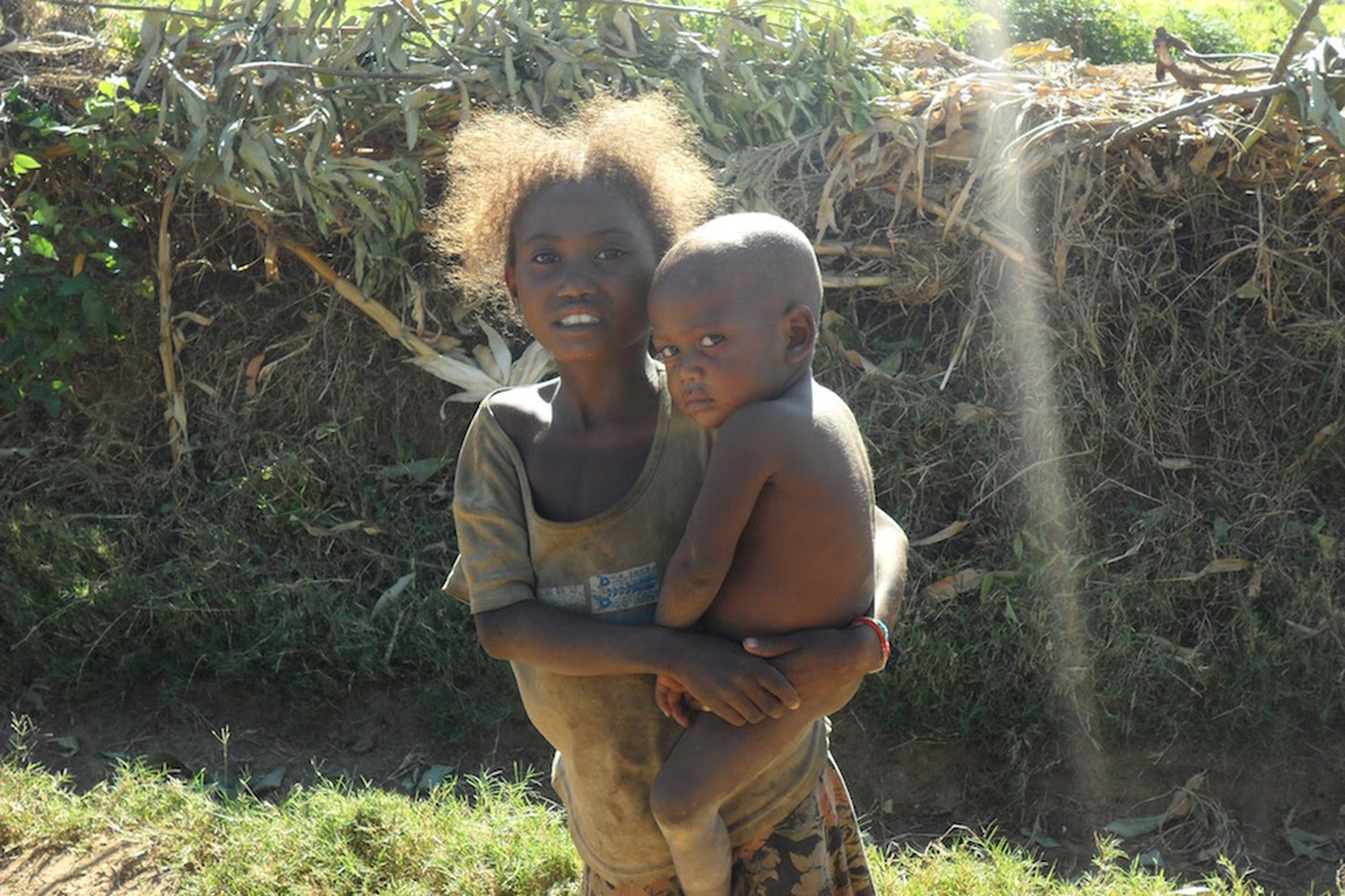 Una imagen icónica en Madagascar, una niña llevando en brazos a un bebé