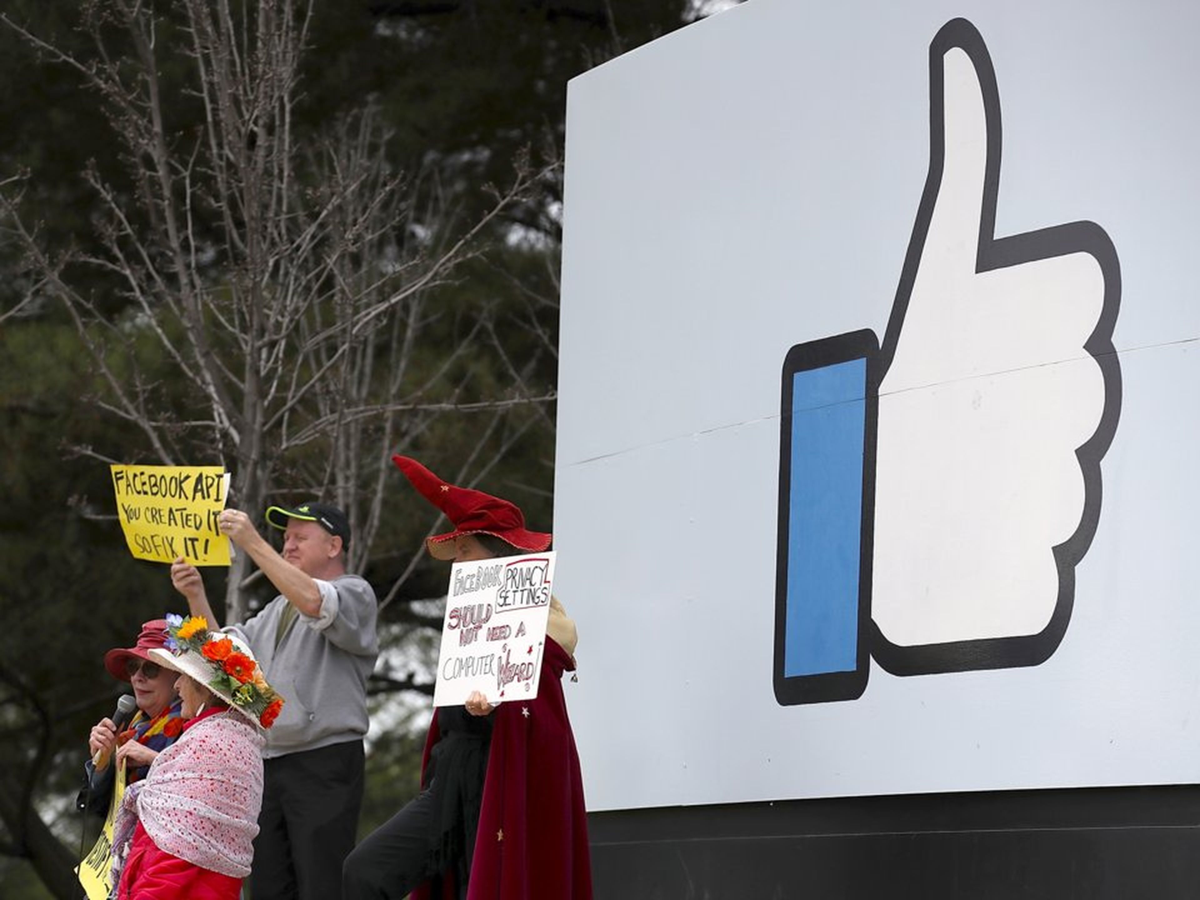 Manifestación a las puertas de Facebook