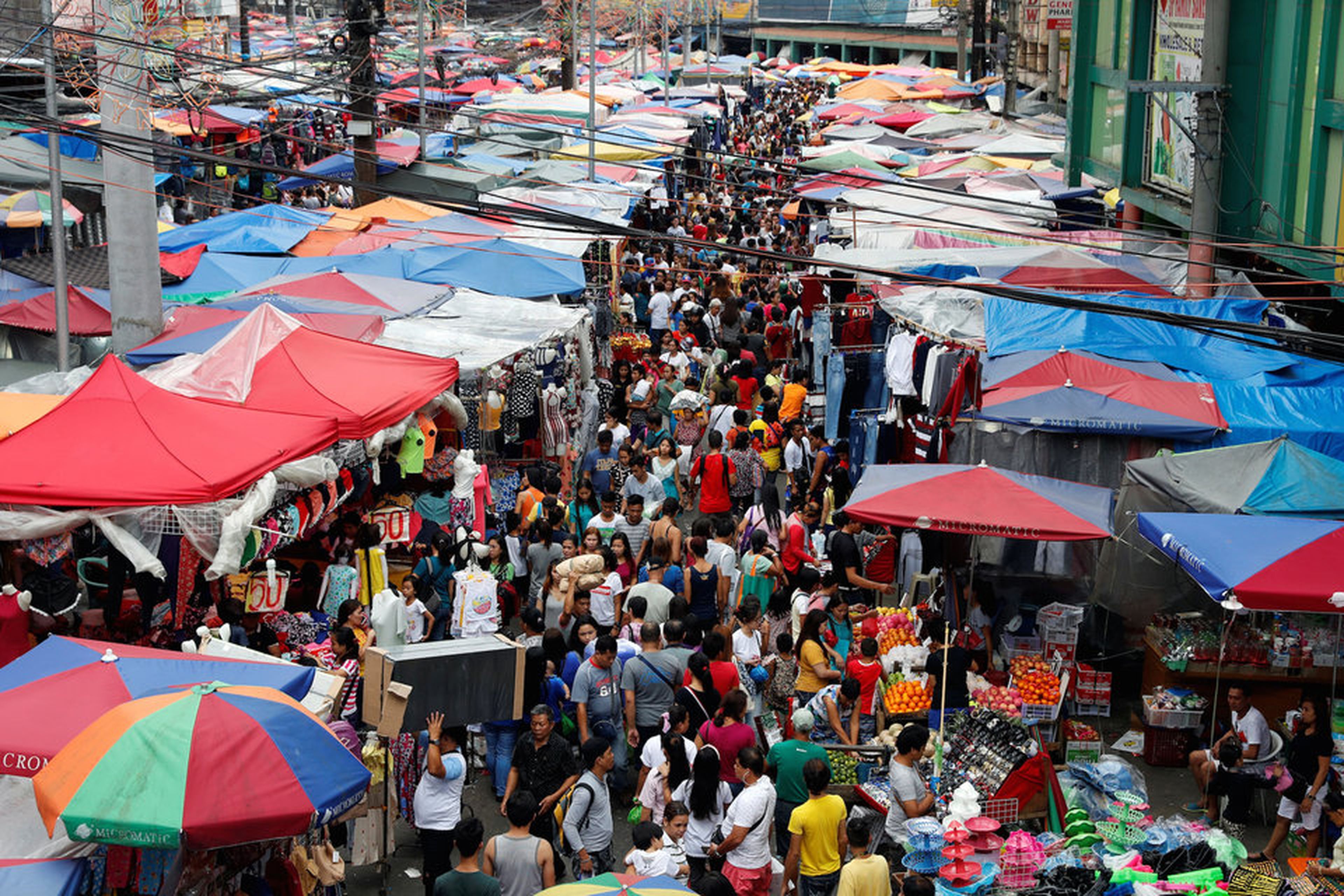 La gente se va de compra antes de la celebración del Año Nuevo en un mercado callejero en Divisoria, Manila, Filipinas, el 29 de diciembre de 2017.