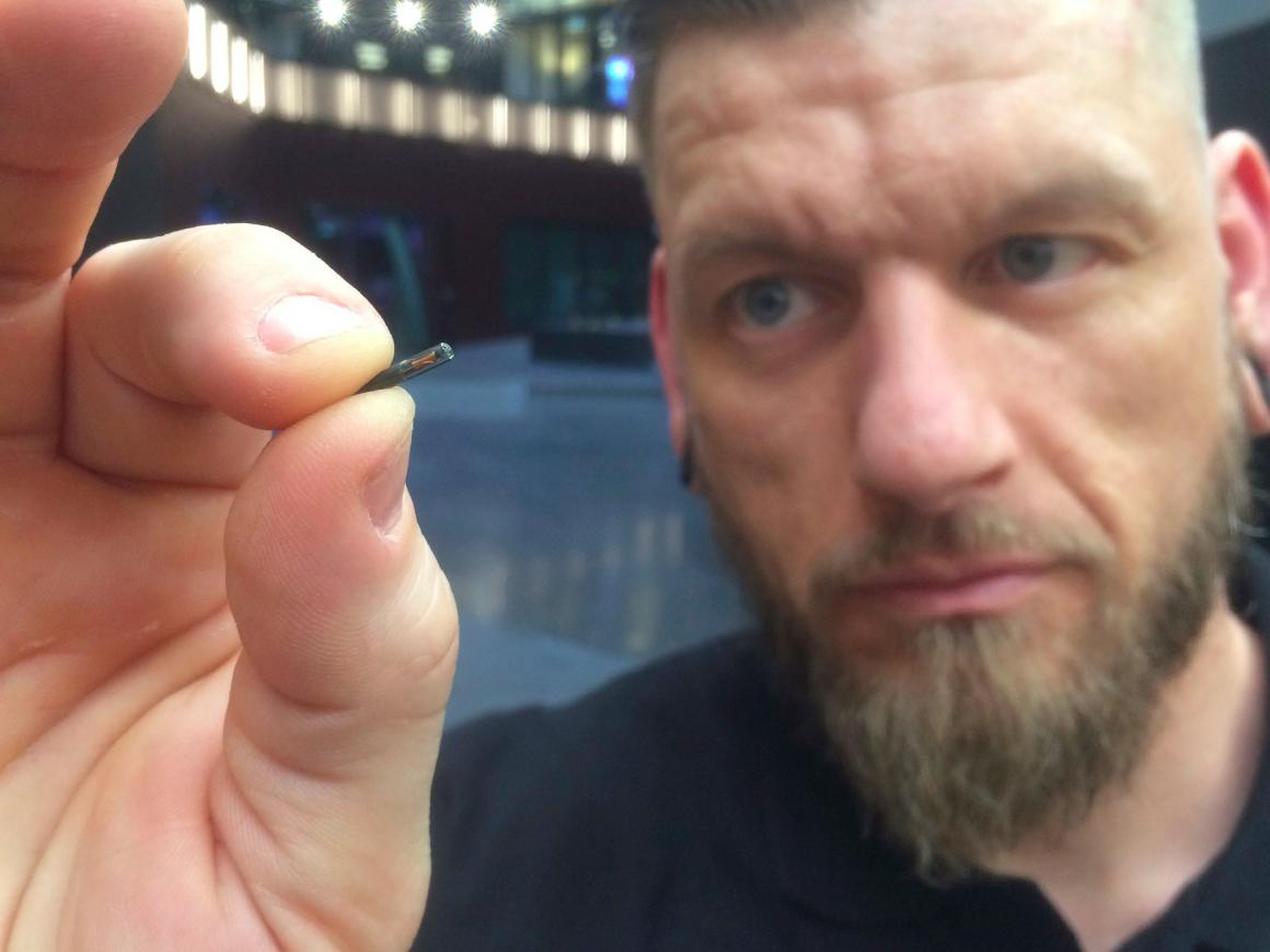 El microchip implantado es tan pequeño como un grano de arroz, como muestra la foto con el hacker de cuerpos Jowan Osterlund, de Biohax, Suecia.