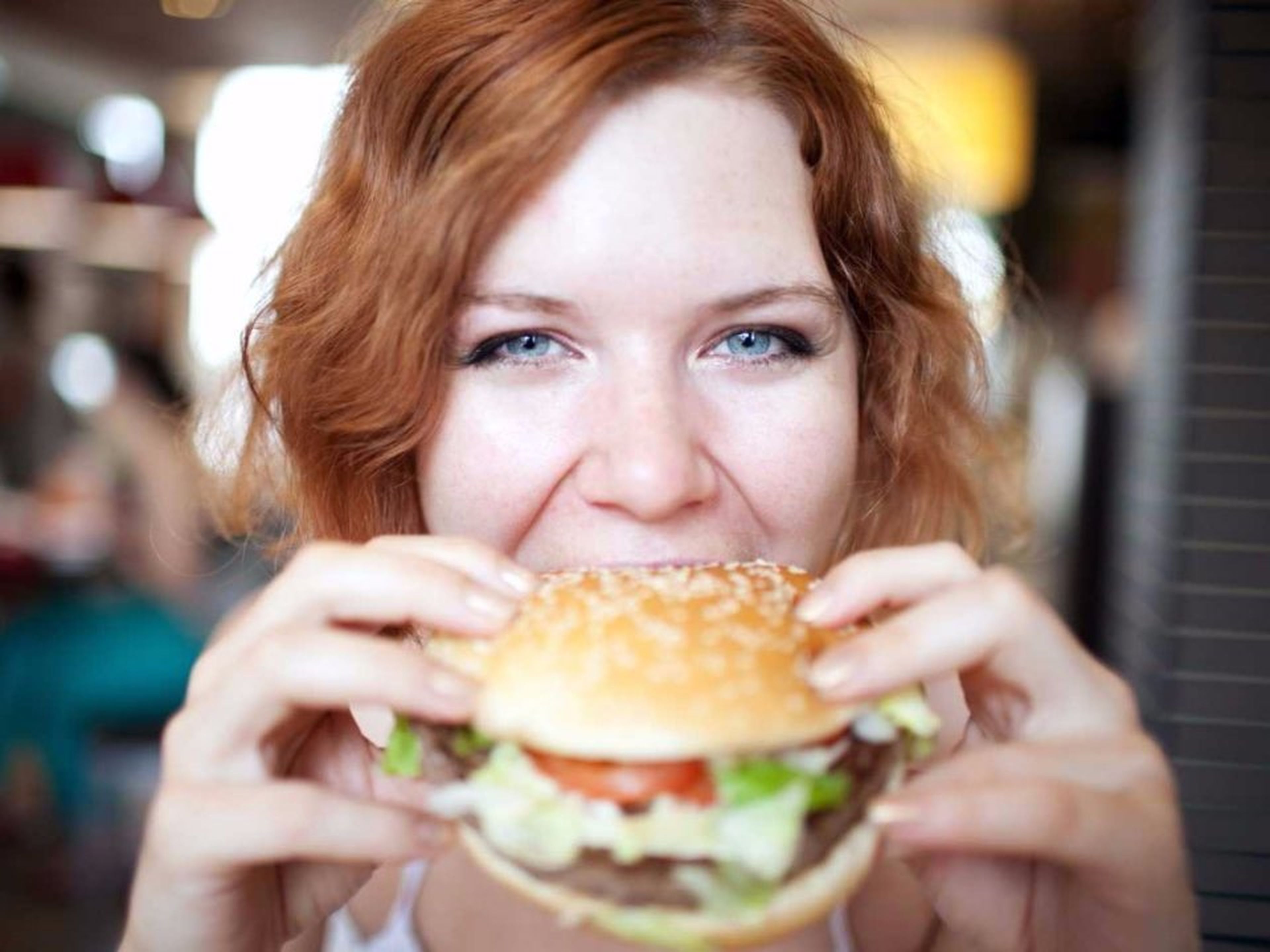 Una mujer come una hamburguesa