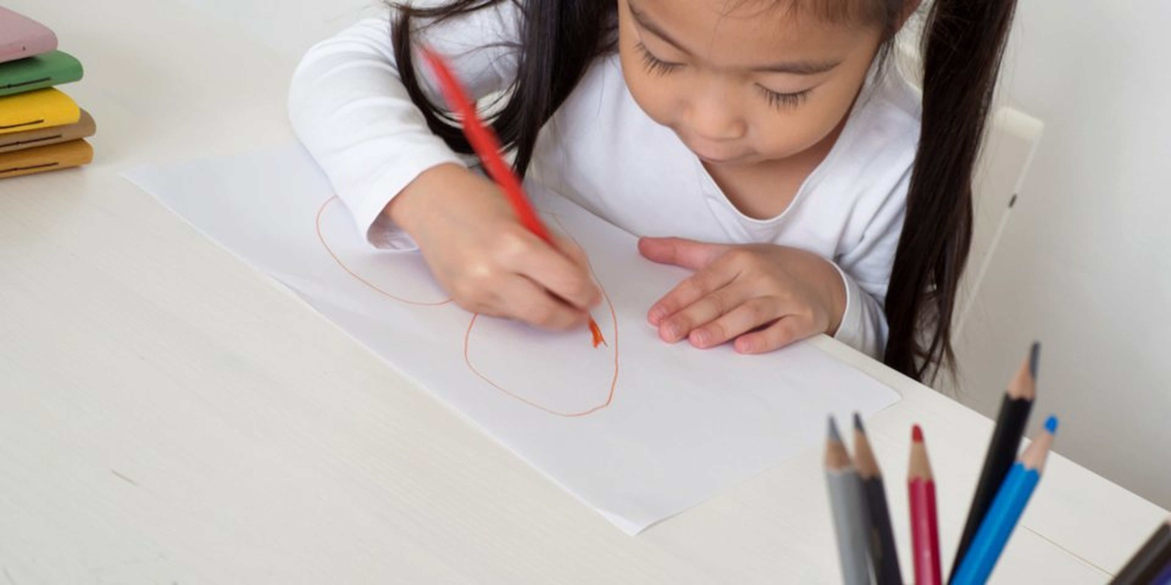Una niña dibujando