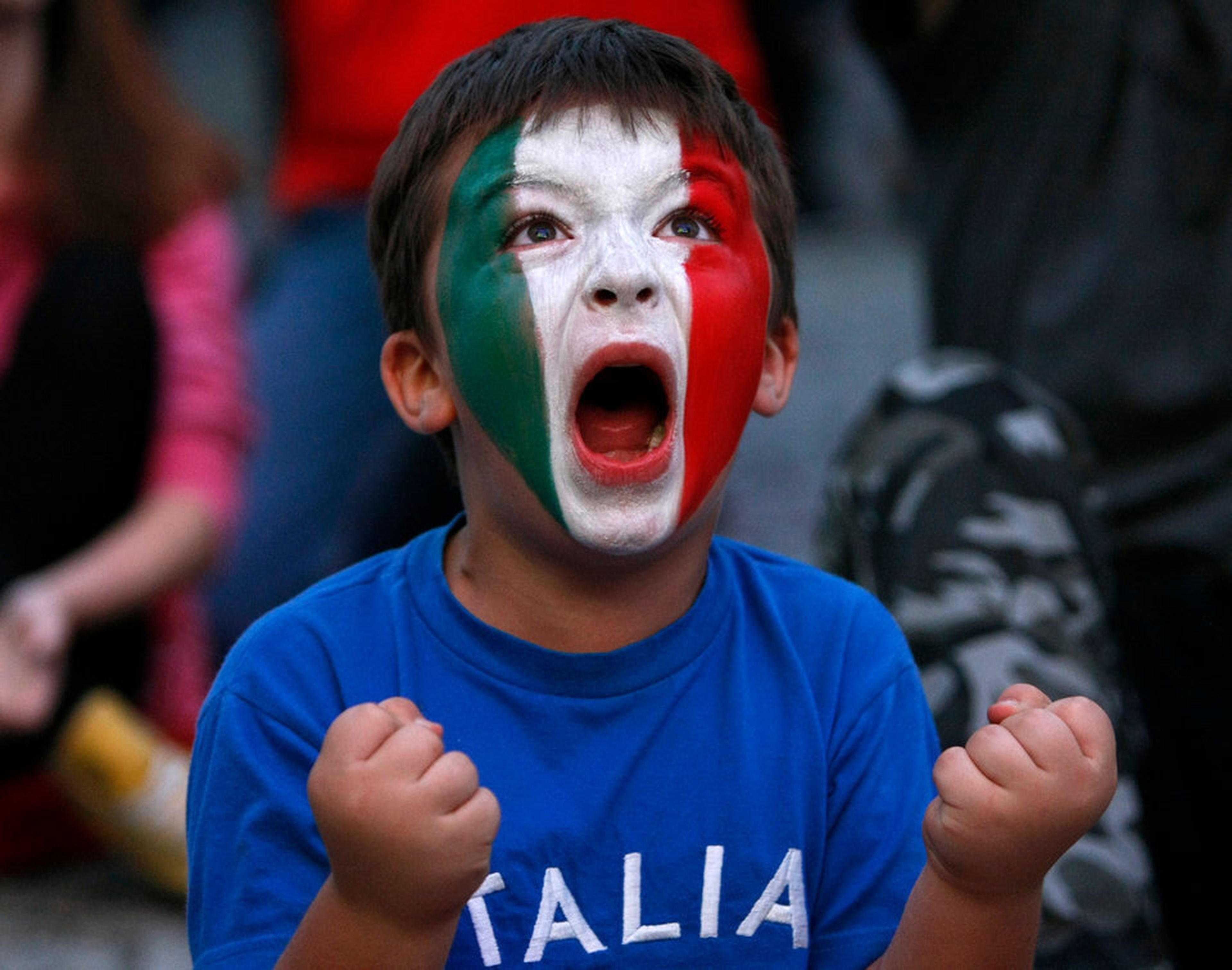 Un niño con una camiseta de Italia