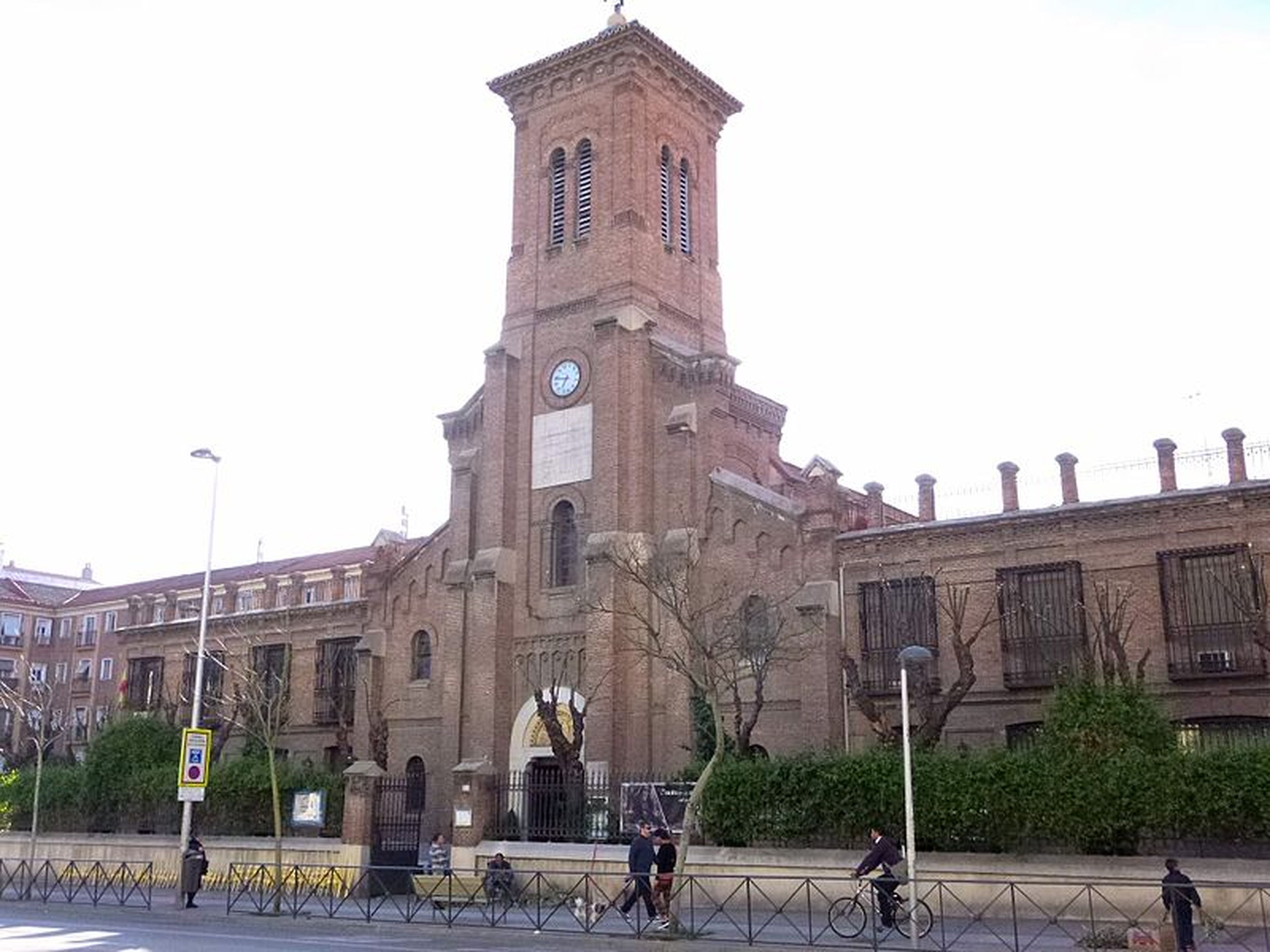 Iglesia parroquial de San Miguel Arcángel, en el barrio de Opañel