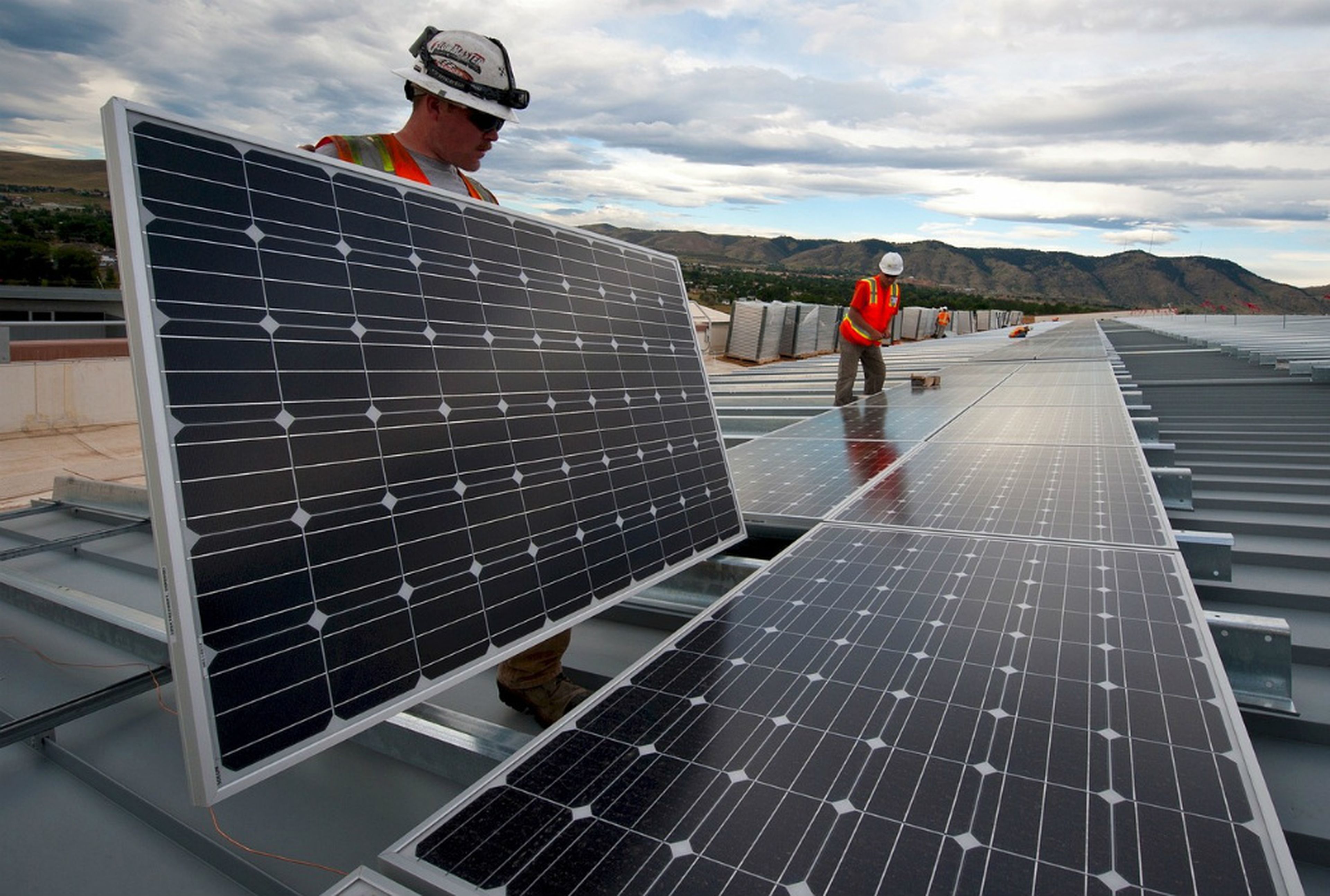 Operarios instalando paneles solares.