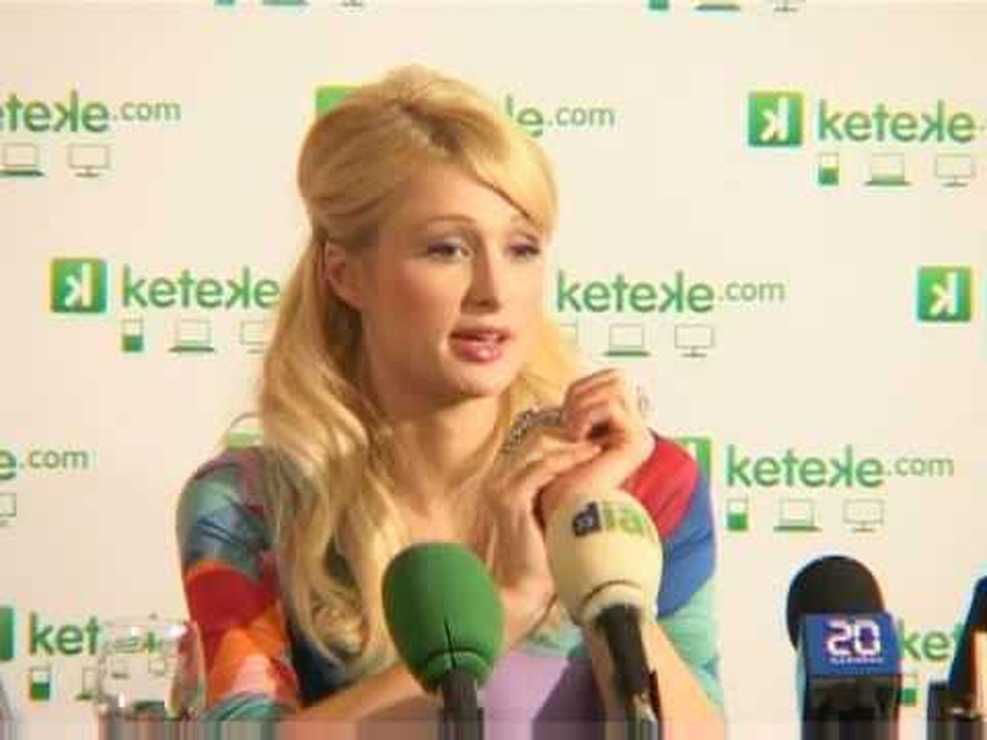 Esta es Paris Hilton presentando Keteke