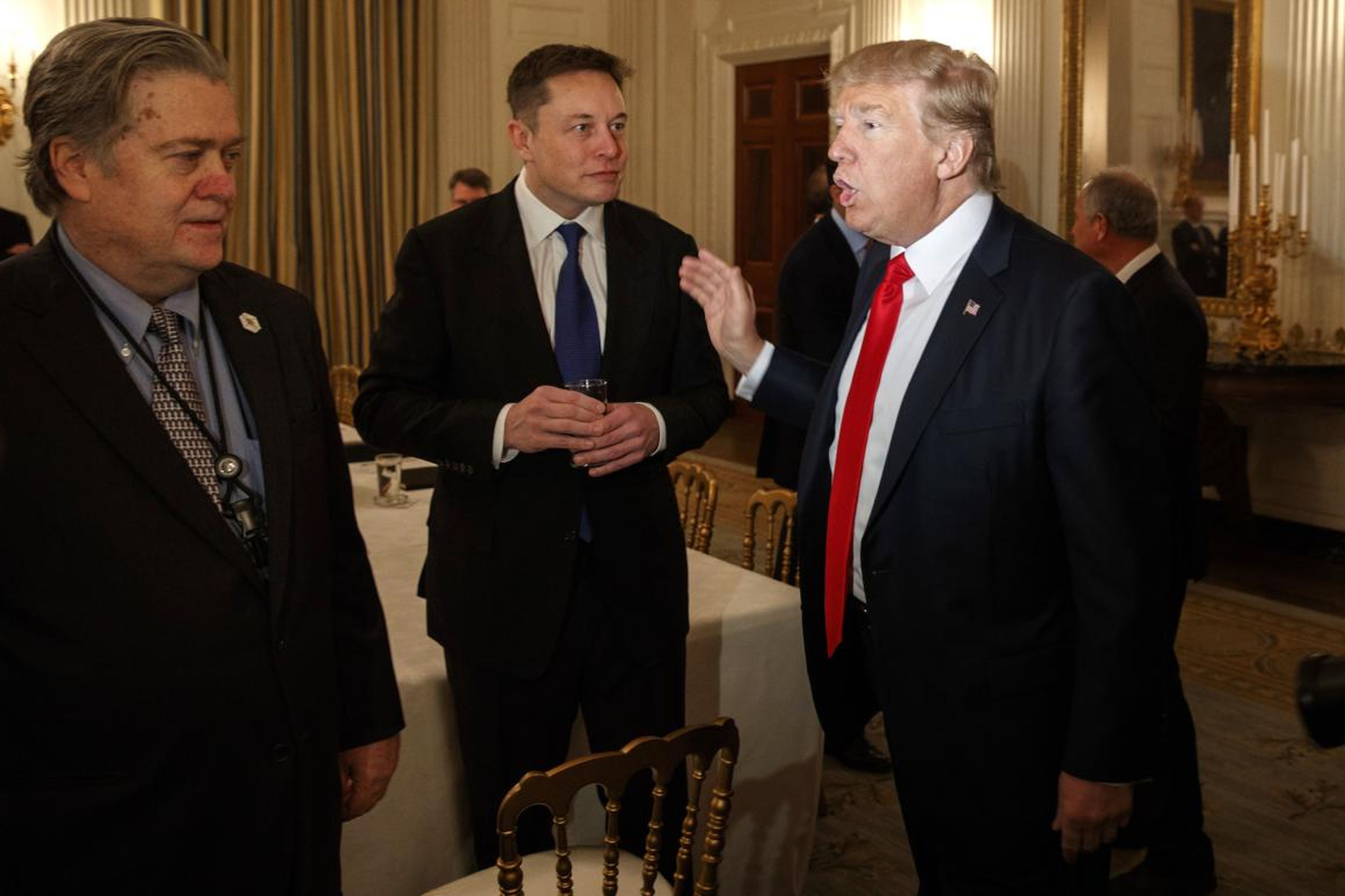 Elon Musk (centro) con Steve Bannon (izquierda), ex jefe de estrategia de la presidencia, y Donald Trump.