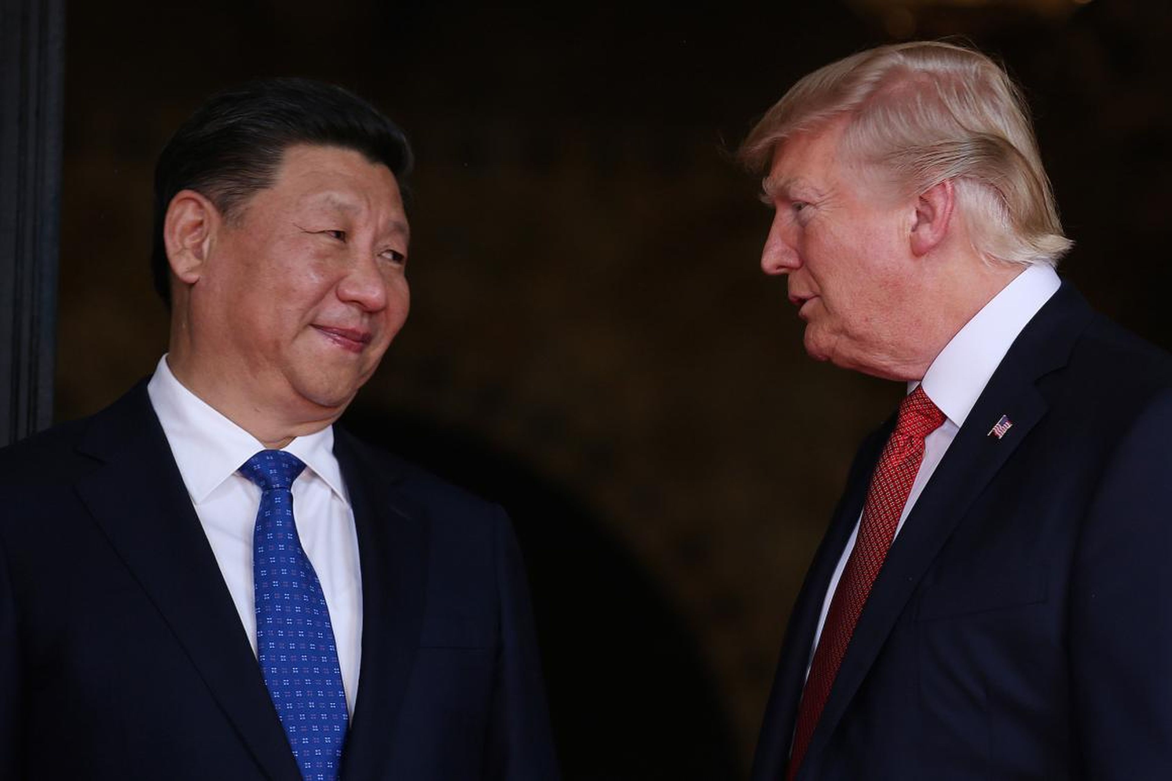 El presidente de EE.UU., Donald Trump, da la bienvenida al presidente chino Xi Jinping en Mar-a-Lago en Palm Beach, Florida.