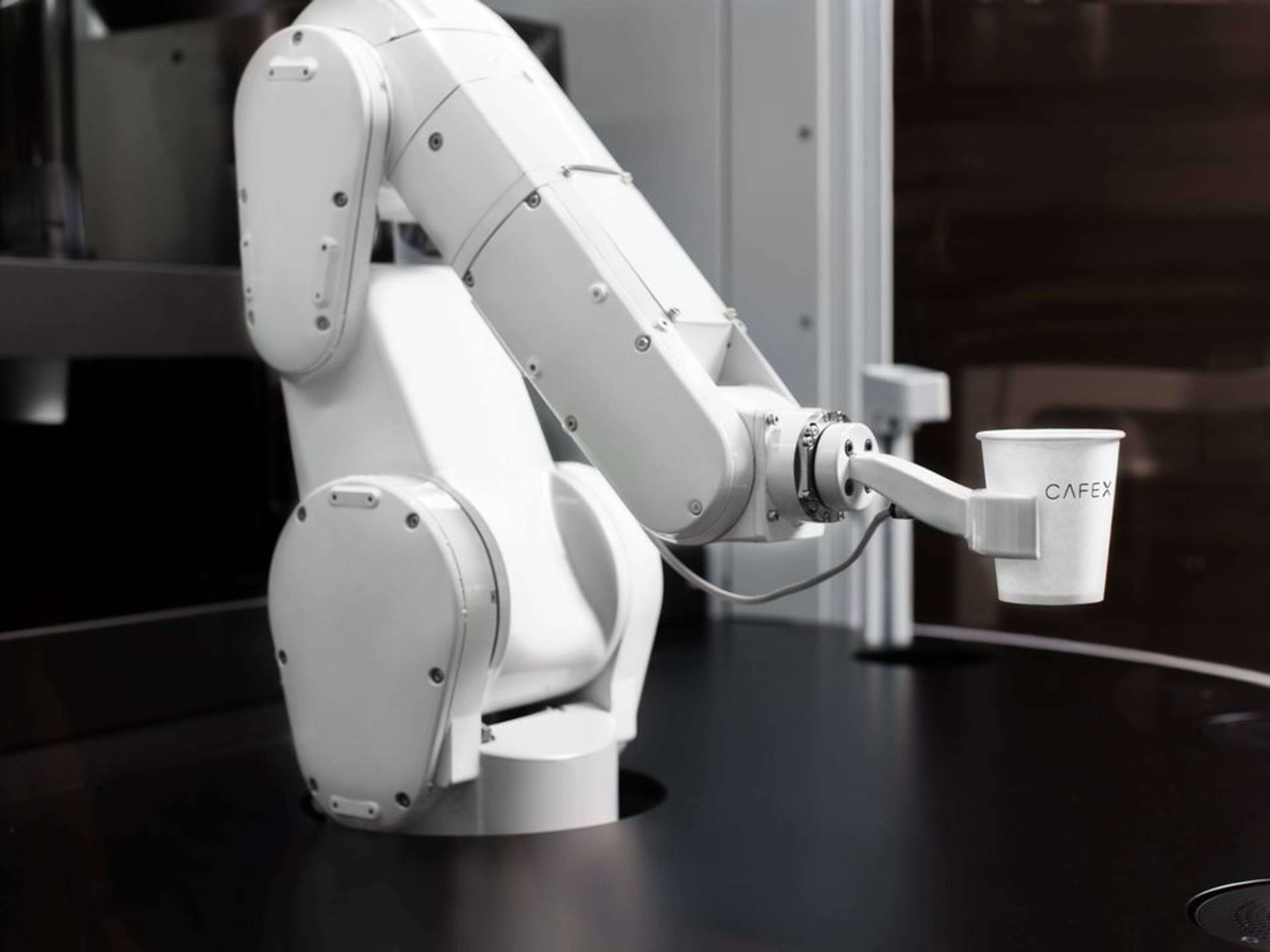 El robot barista de Café X puede hacer 120 bebidas por hora