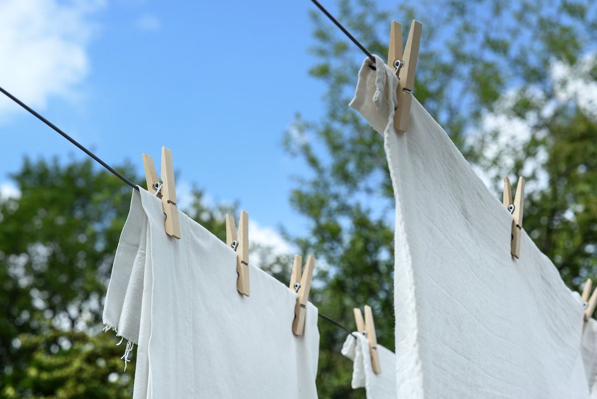 Trucos y productos para blanquear la ropa y recupere el color blanco original | Business Insider