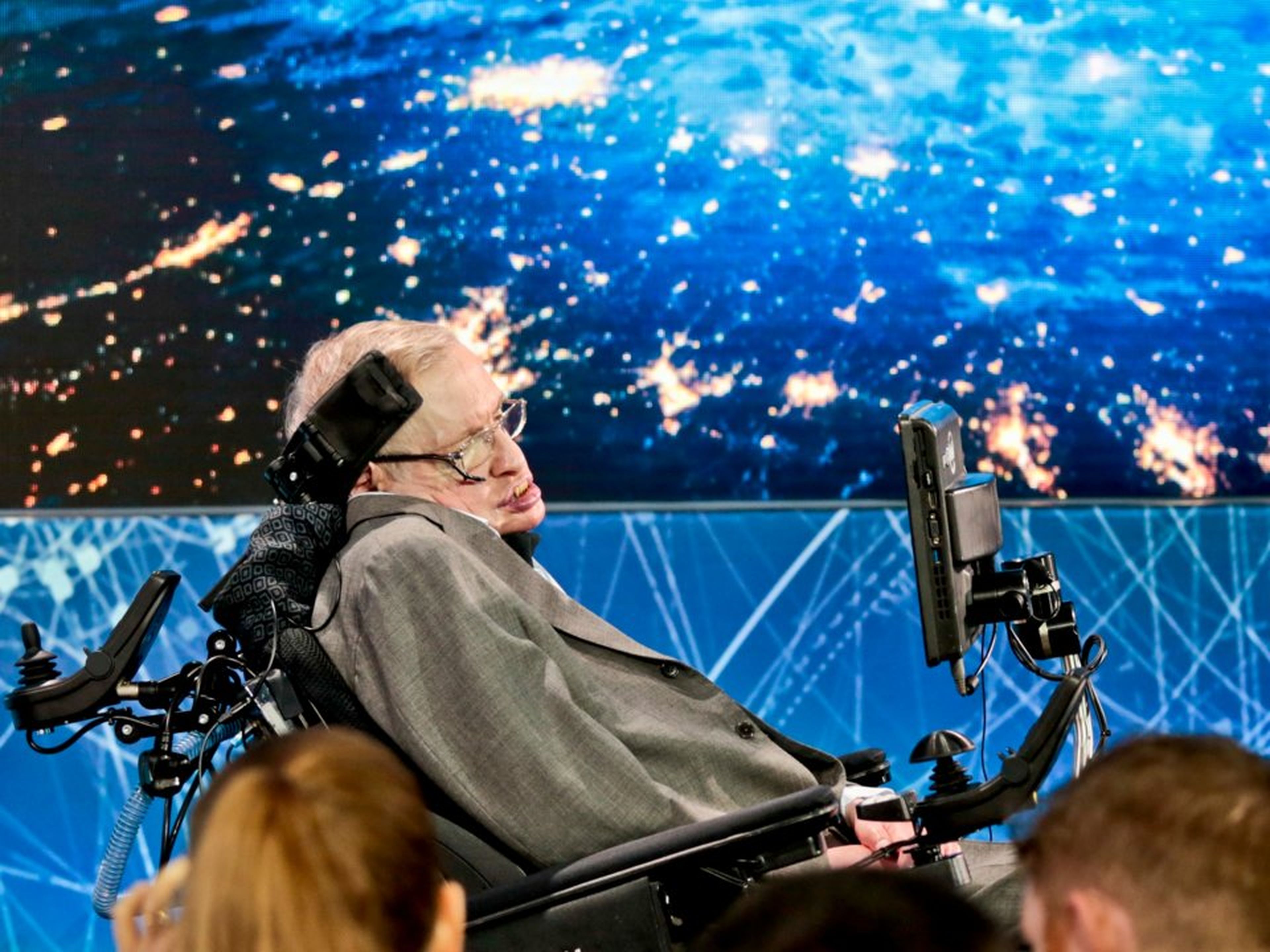Stephen Hawking anuncia un proyecto de exploración espacial en 2016.