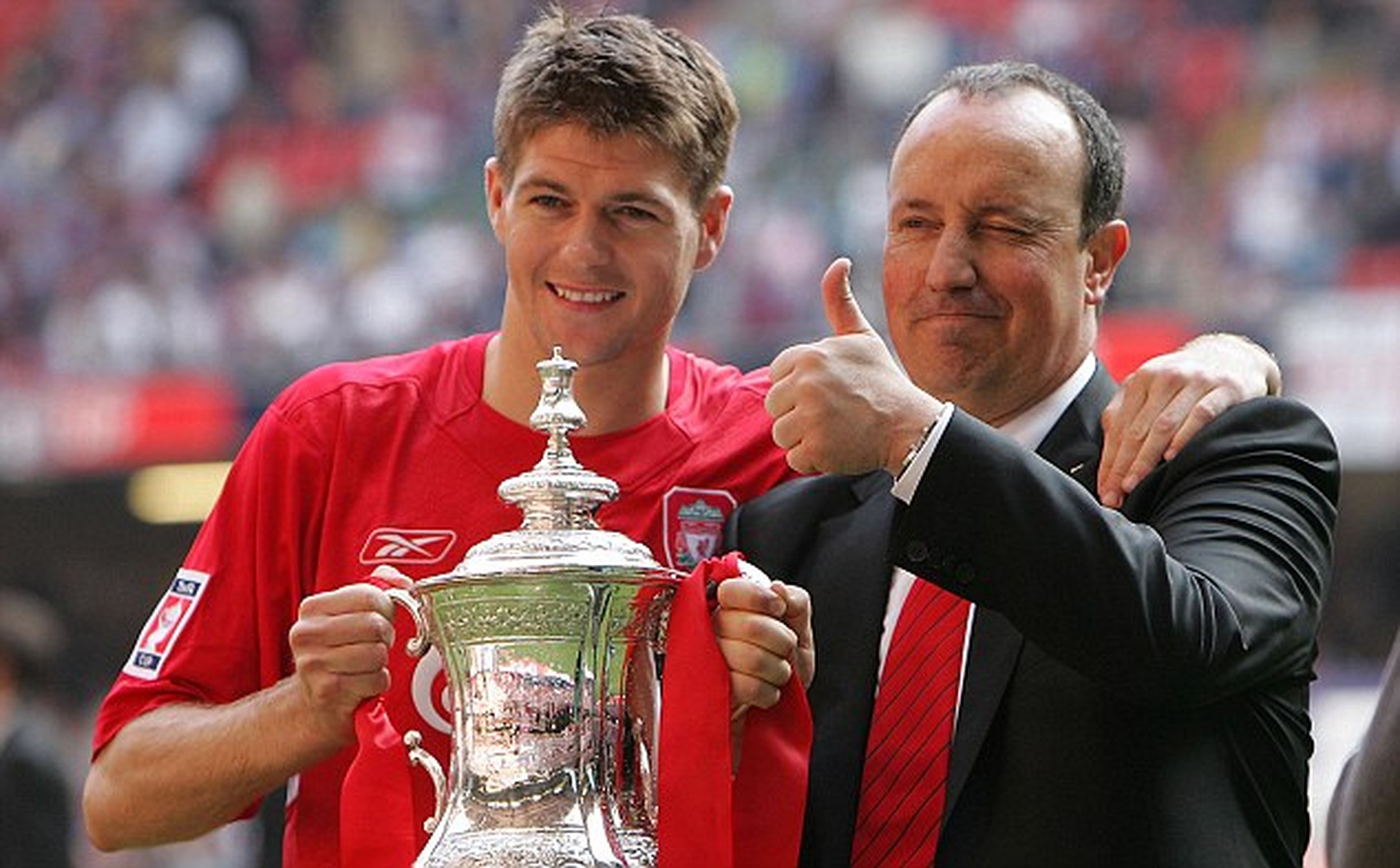 Steven Gerrard y Rafa Benítez en 2005