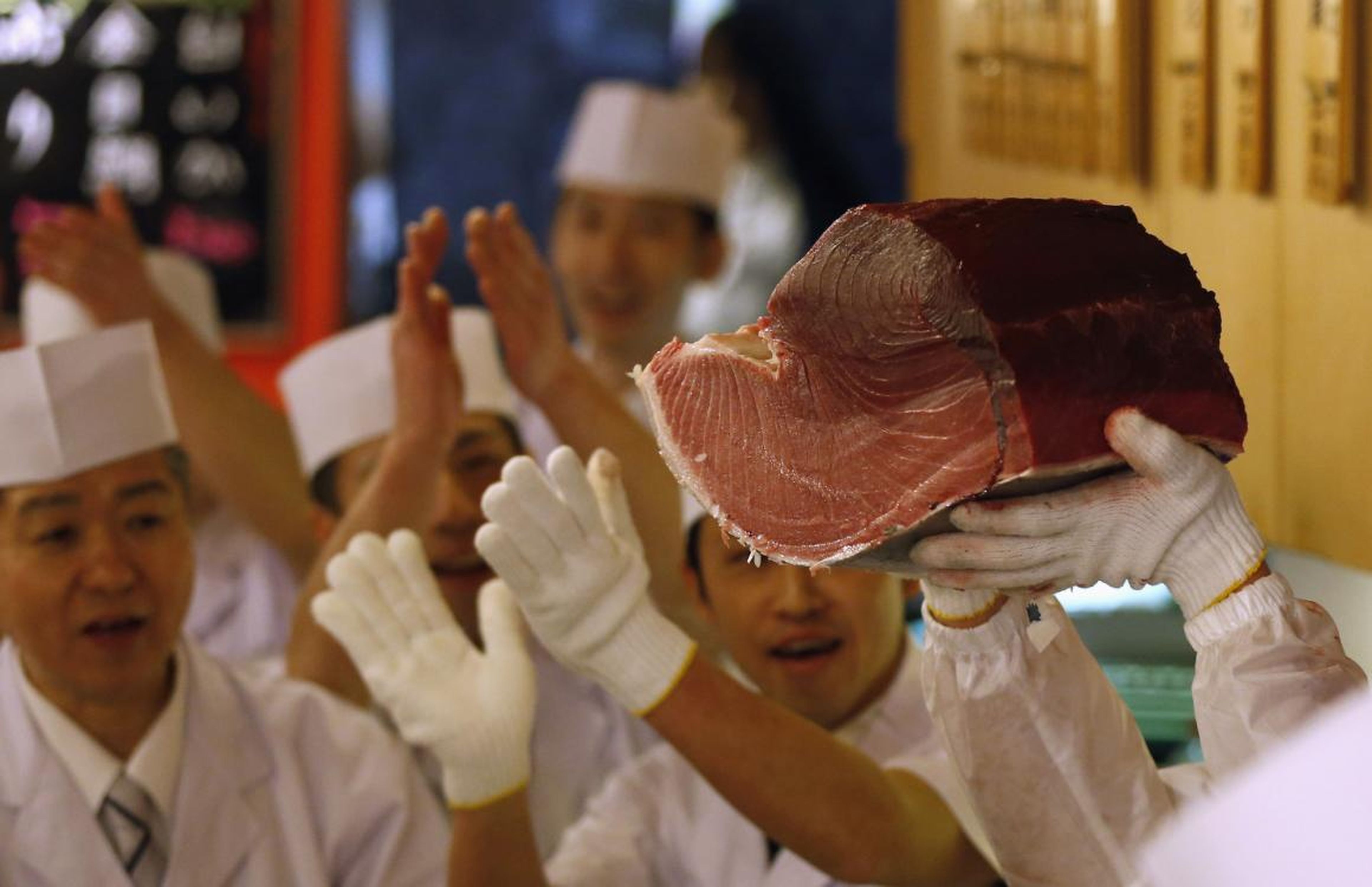 Los cocineros de sushi aplauden ante un trozo de un atún rojo de 222 kg en Tokio, el 5 de enero de 2013.
