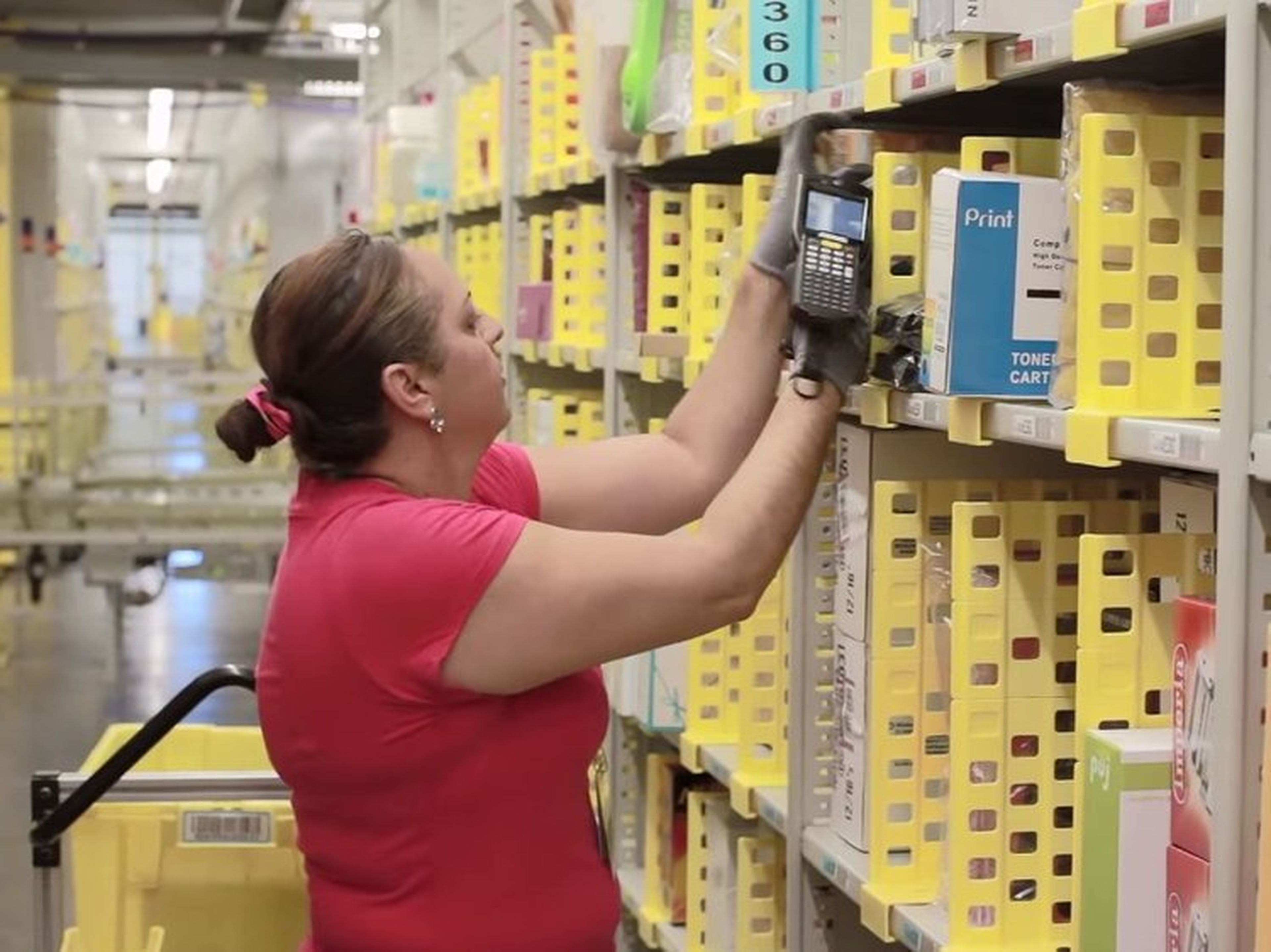 Una trabajadora de Amazon escaneando productos