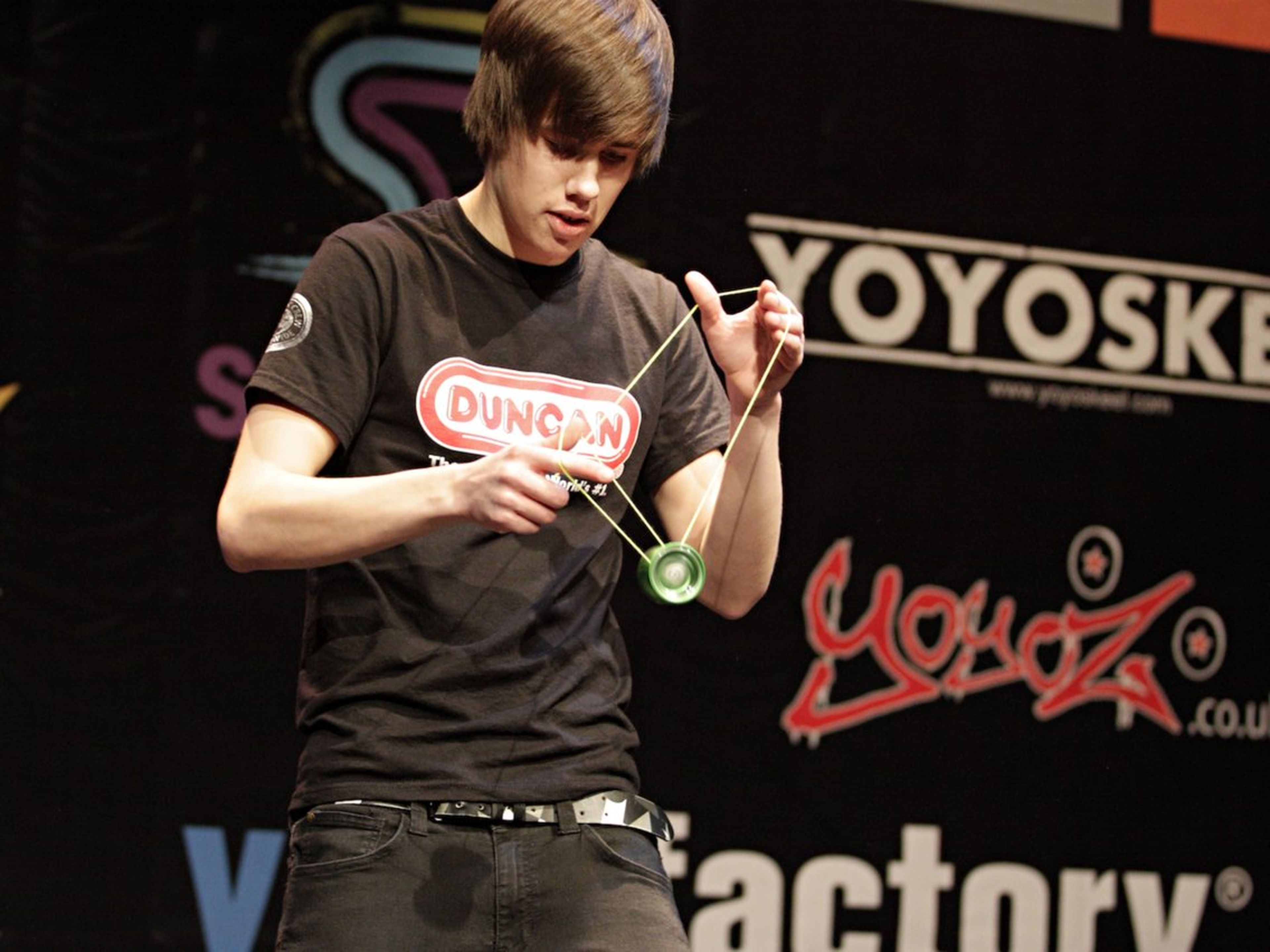 chico jugando a yoyo