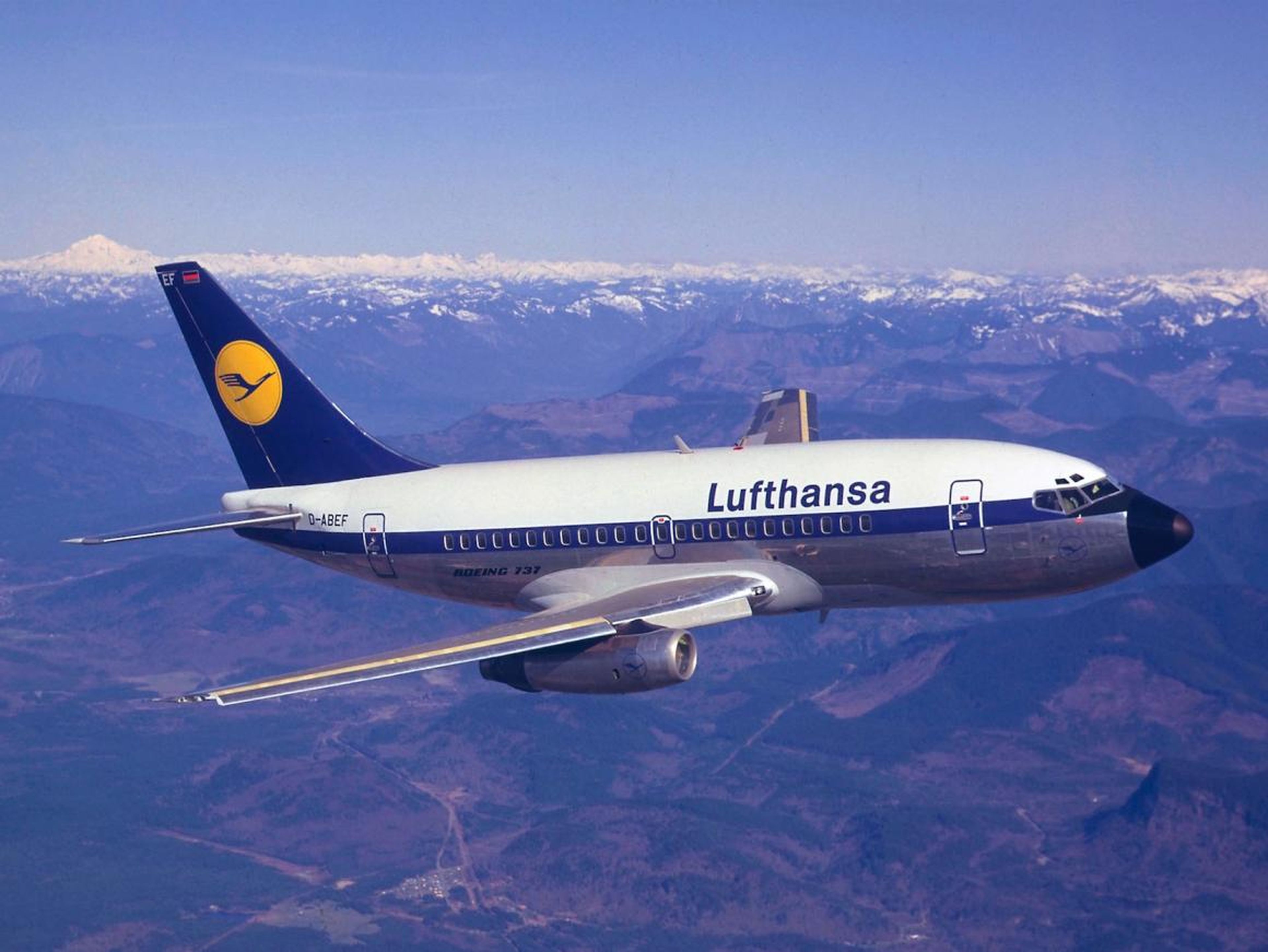 Un Lufthansa Boeing 737-100.