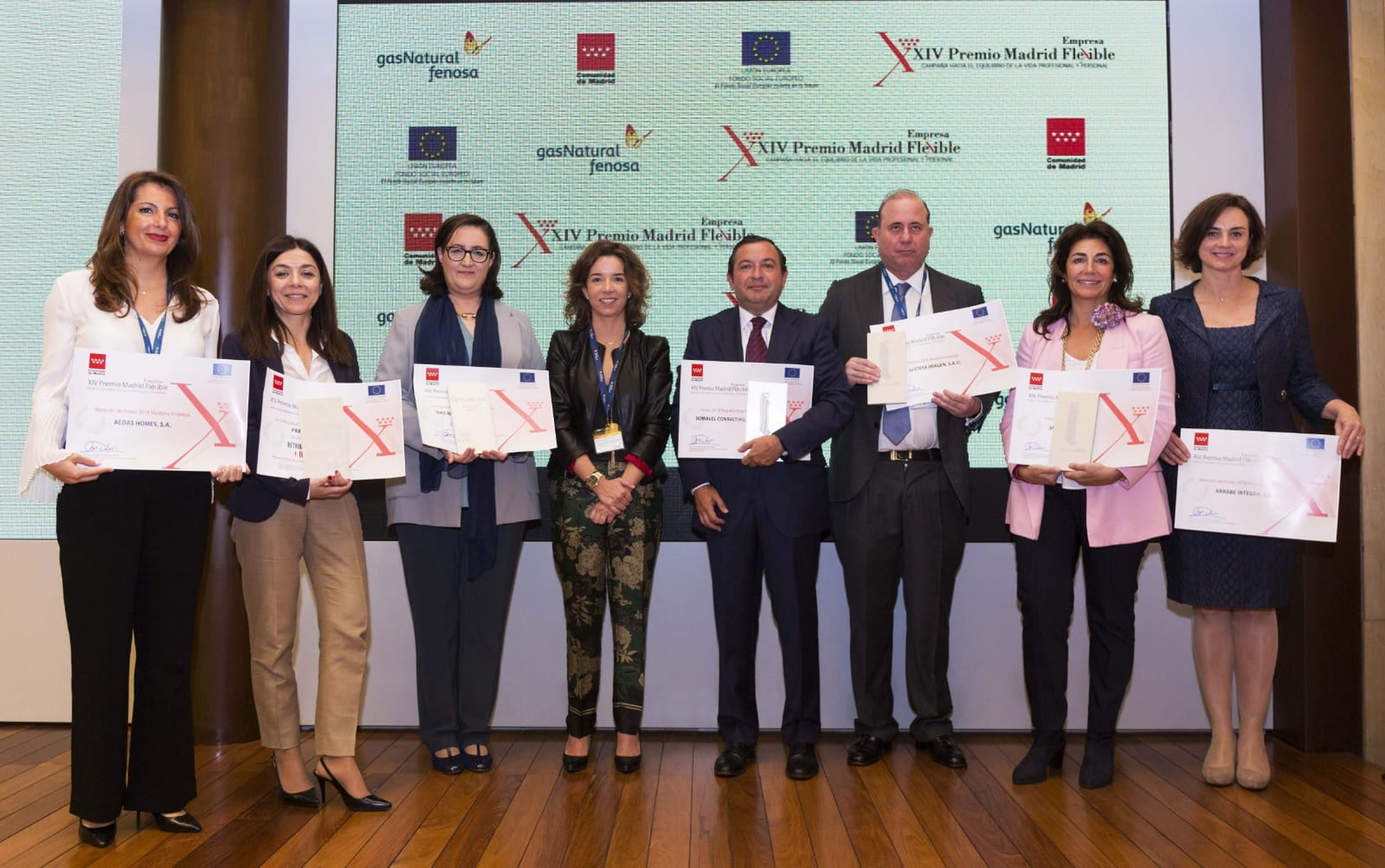 La directora general de la Mujer de la Comunidad de Madrid con los galardonados