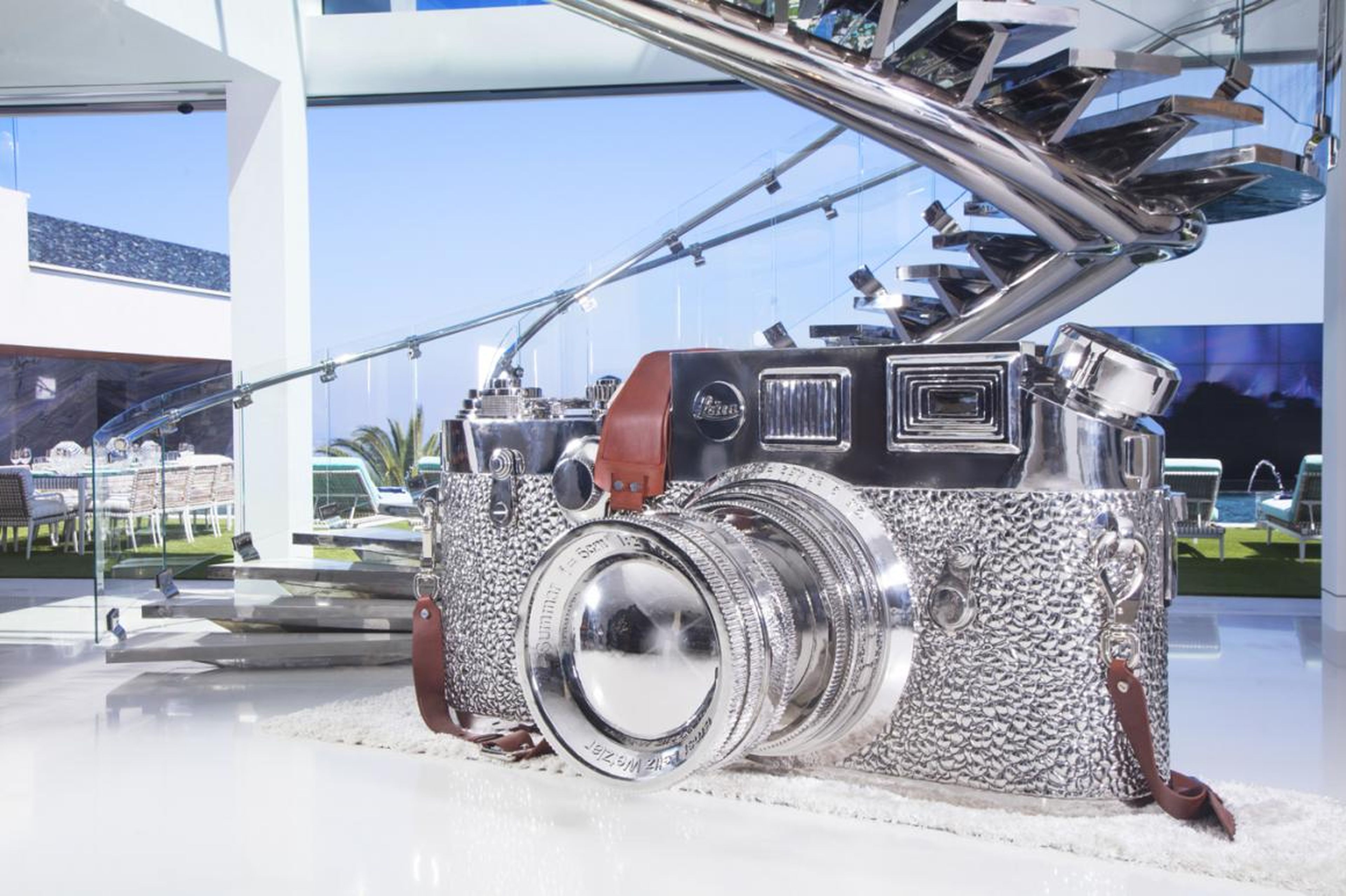 ...una enorme escultura de una cámara Leica que ha sido valorada en un millón de dólares...