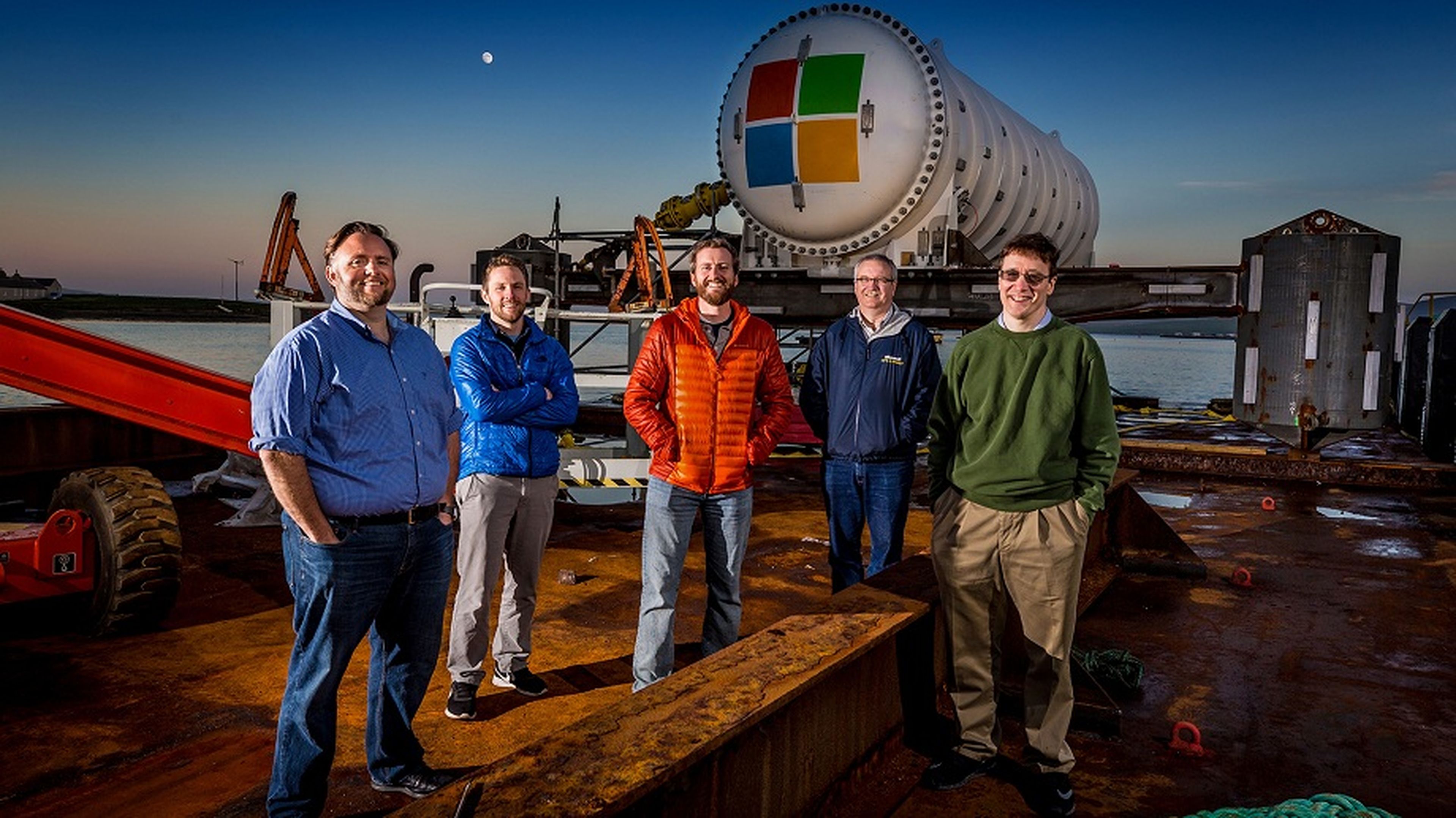 El equipo del proyecto Natick de Microsoft en un muelle en las islas Orcadas, Escocia. De izquierda a derecha: Mike Shepperd, Sam Ogden, Spencer Fowers, Eric Peterson y Ben Cutler.