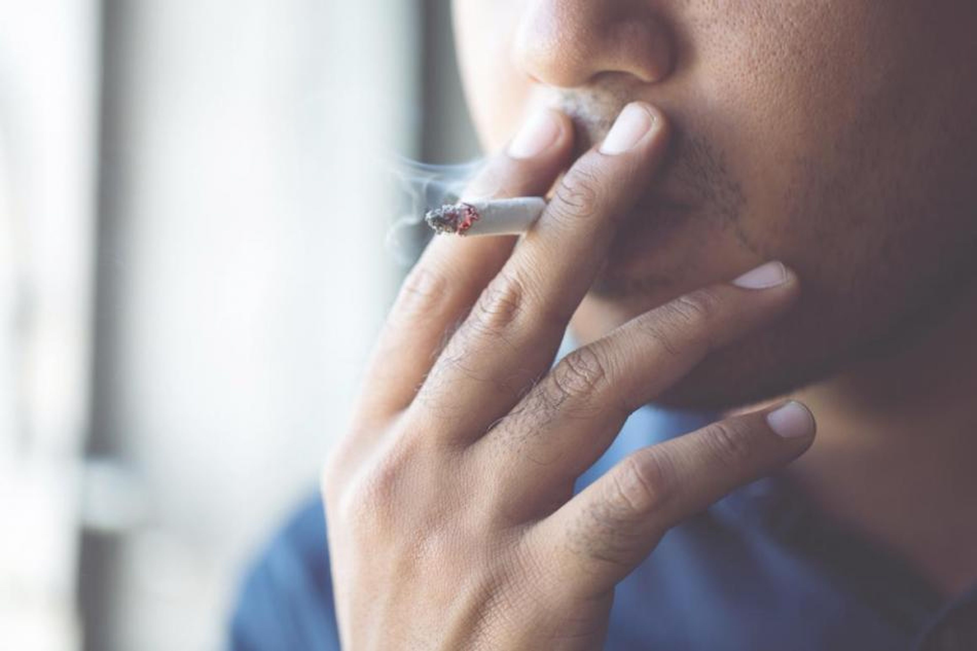 Fumar también puede afectar a la salud de nuestros ojos.
