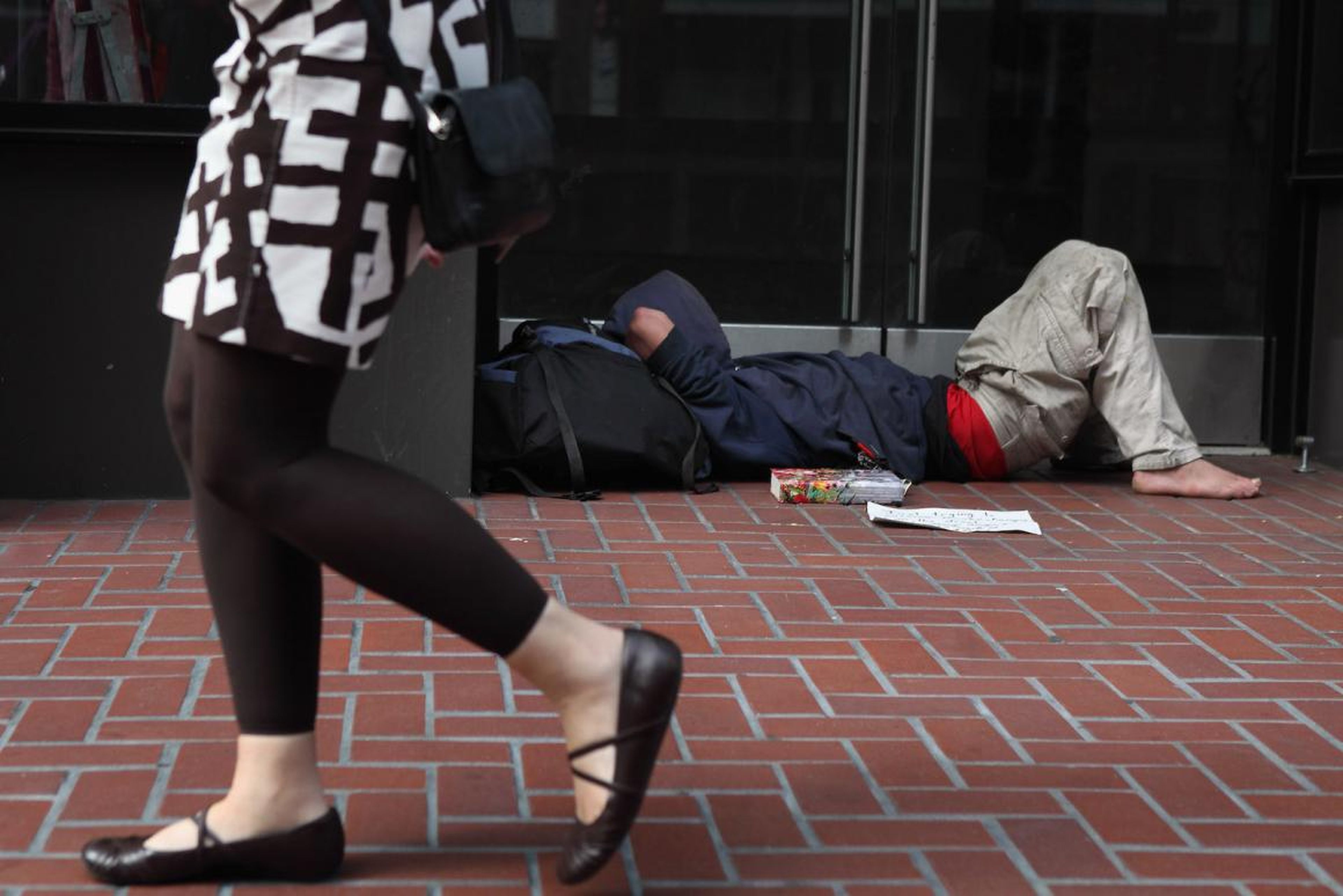 Persona sin techo tumbada en la calle