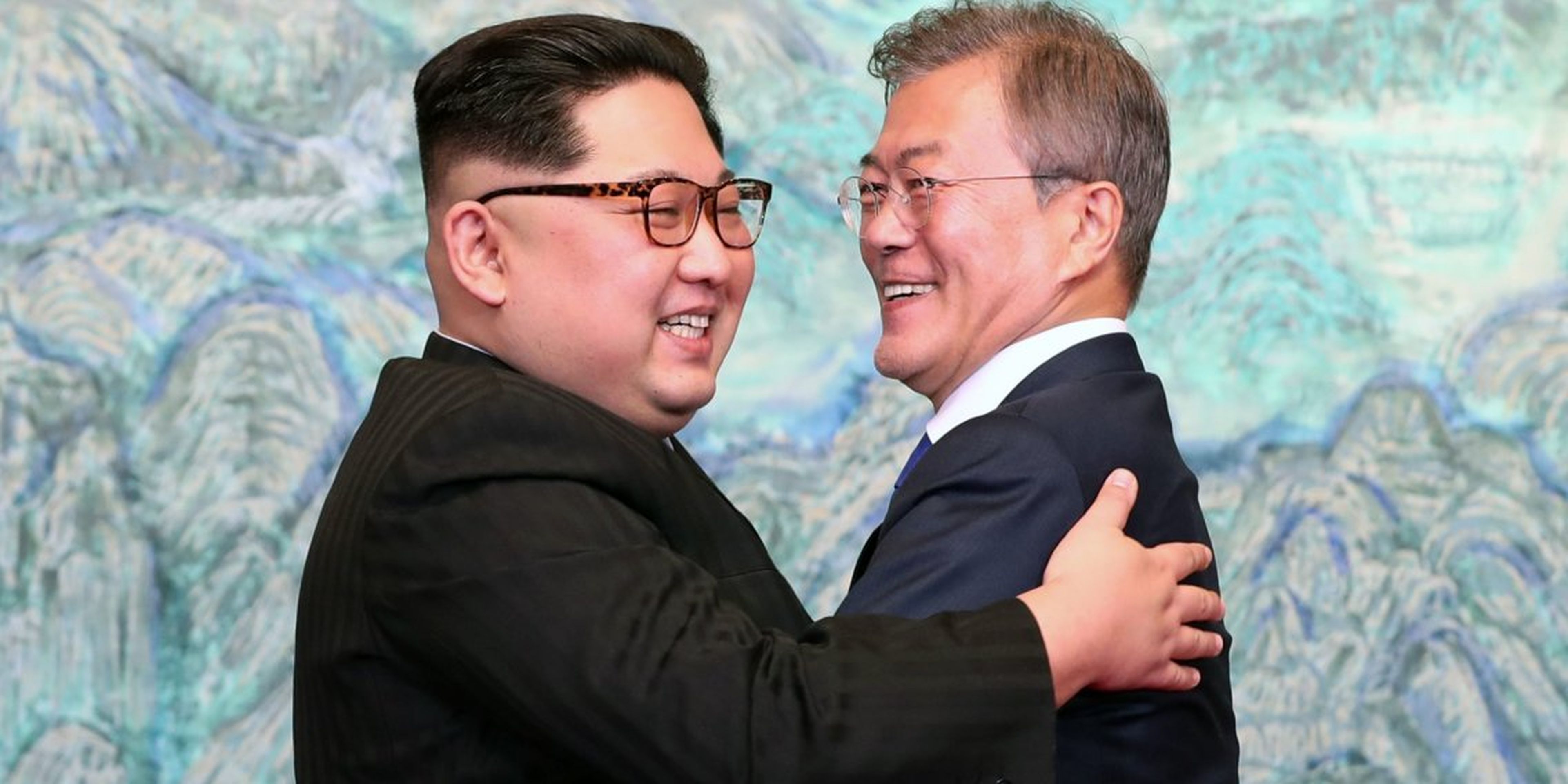 El líder norcoreano Kim Jong Un y el presidente surcoreano Moon Jae-in se abrazan después de firmar la Declaración de Panmunjom por la paz, durante la Cumbre Intercoreana el 27 de abril de 2018 en Panmunjom, Corea del Sur.