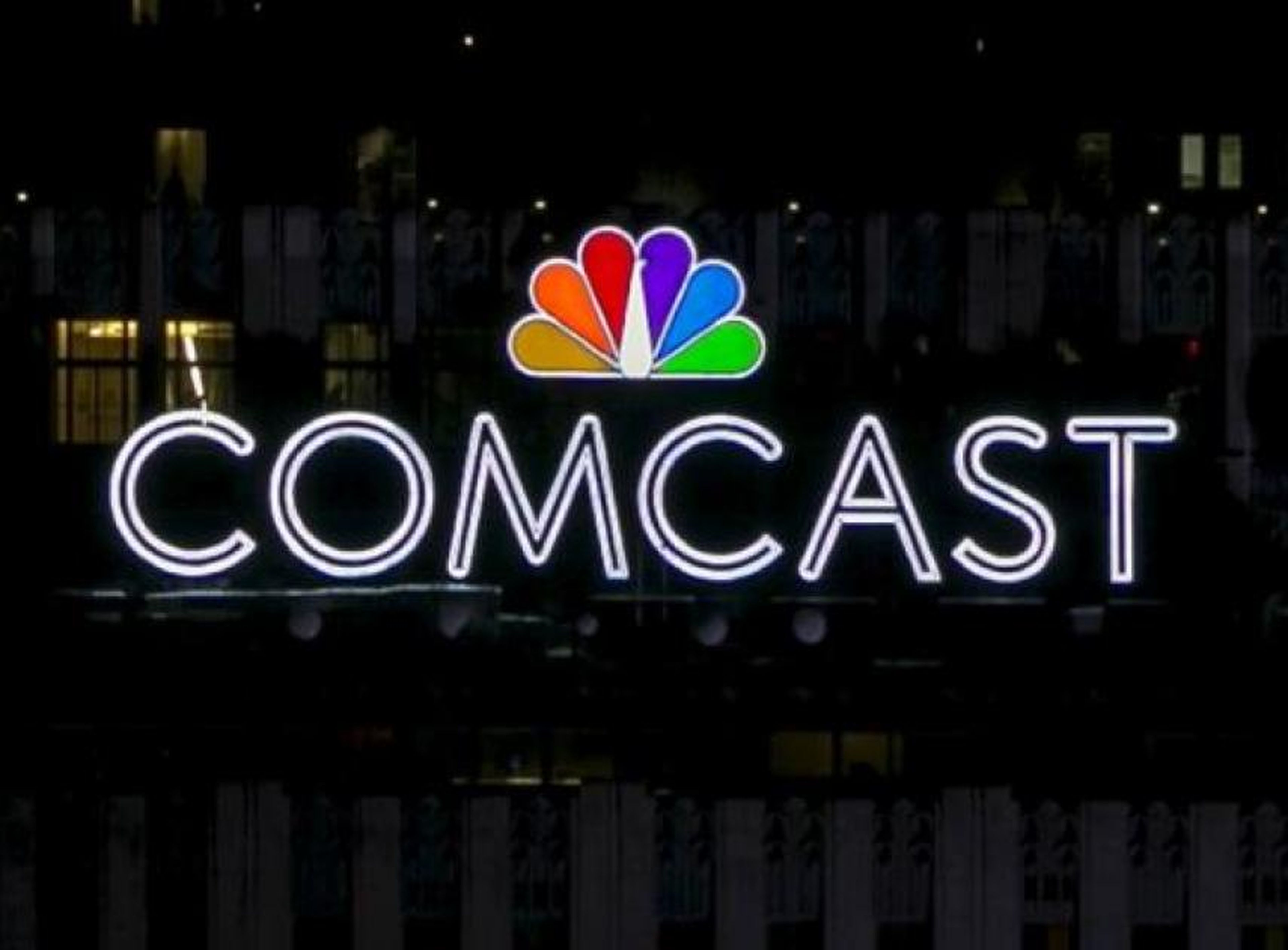 Los logos de NBC y Comcast, encima del edificio de Comcast, en el número 30 de Rockefeller Plaza, Manhattan, Nueva York, EEUU