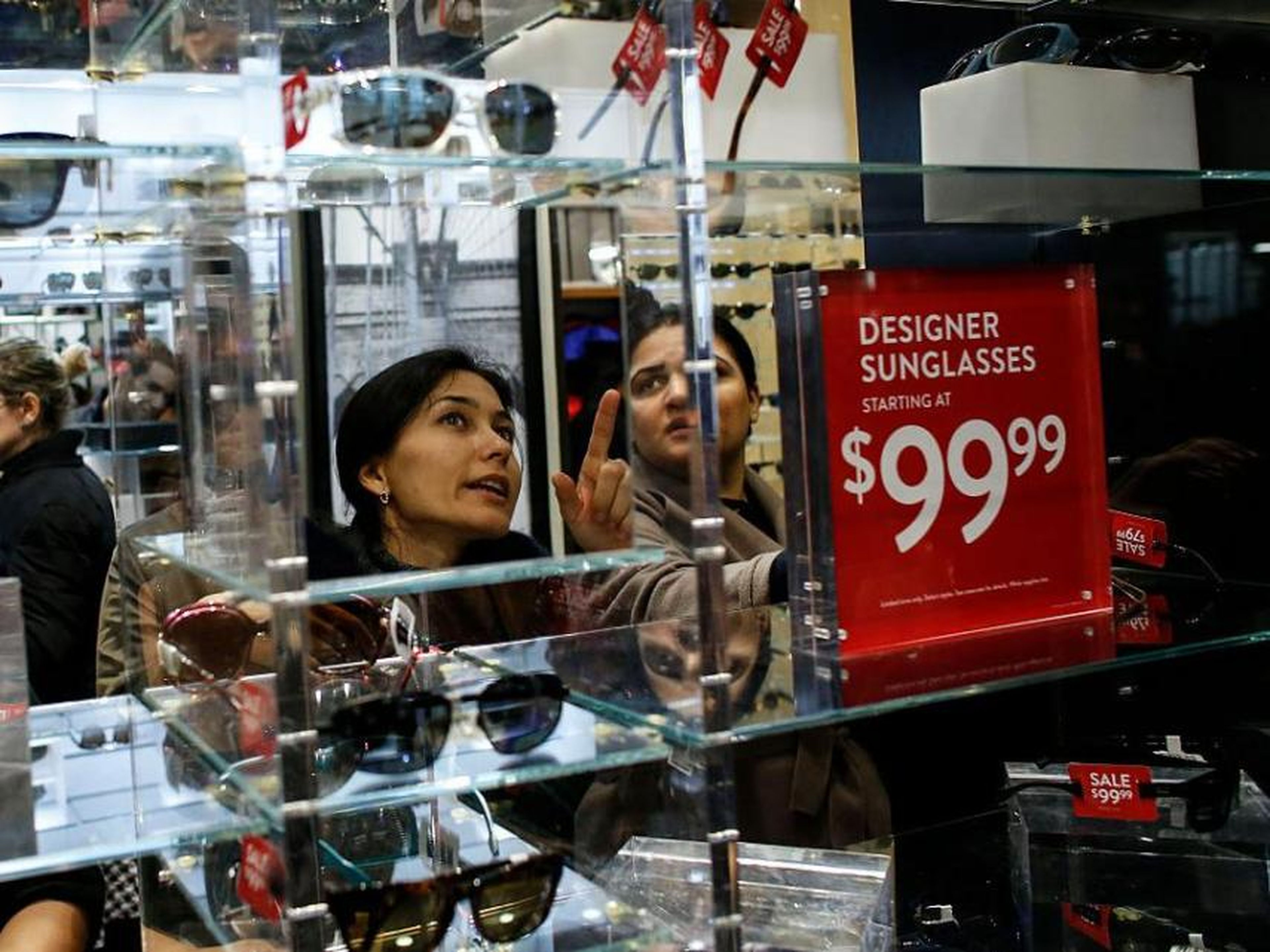 mujer comprando gafas