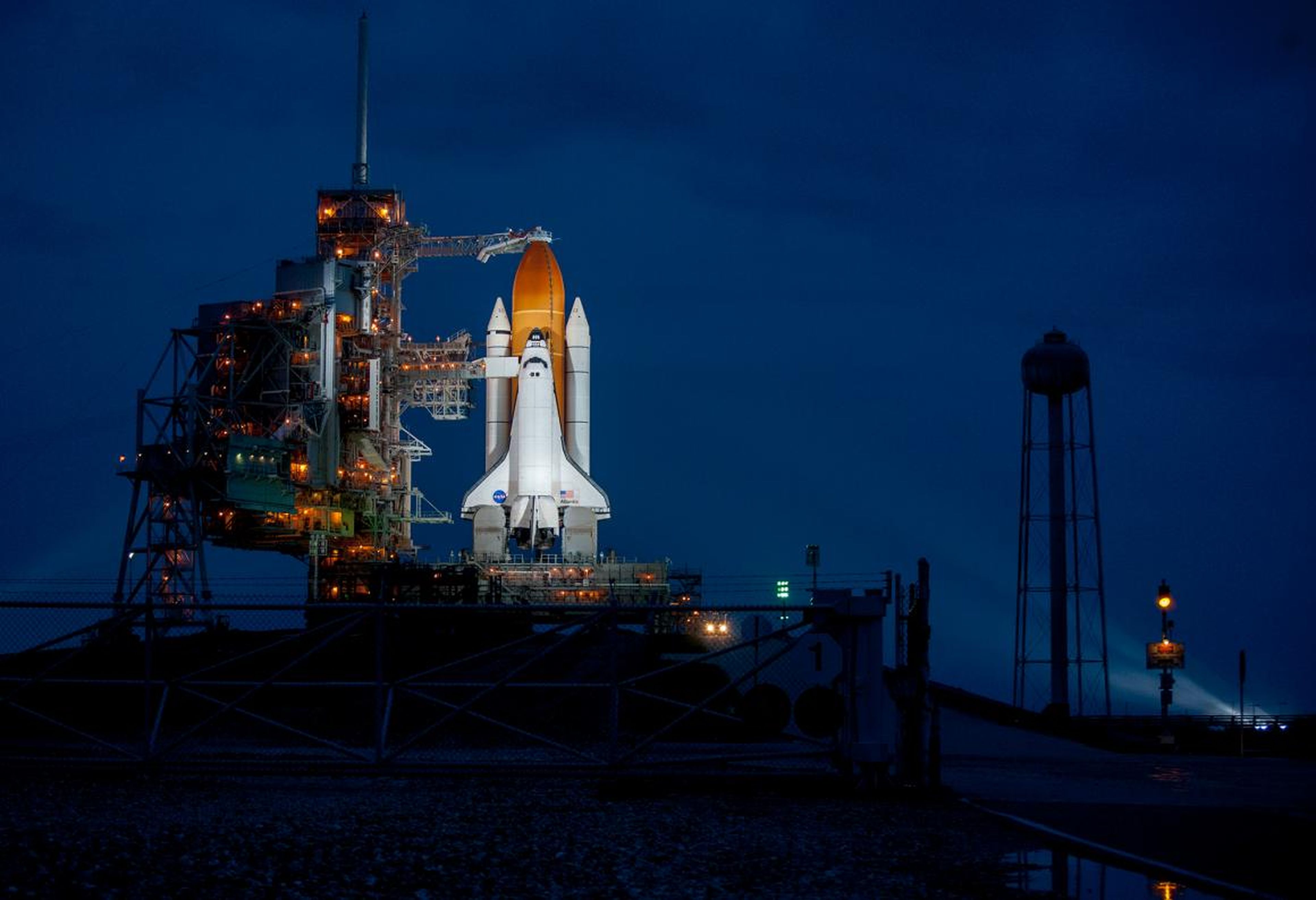 El transbordador espacial Atlantis en el Launchpad 39A en Cabo Cañaveral, Florida, es el último vuelo del programa de la NASA.